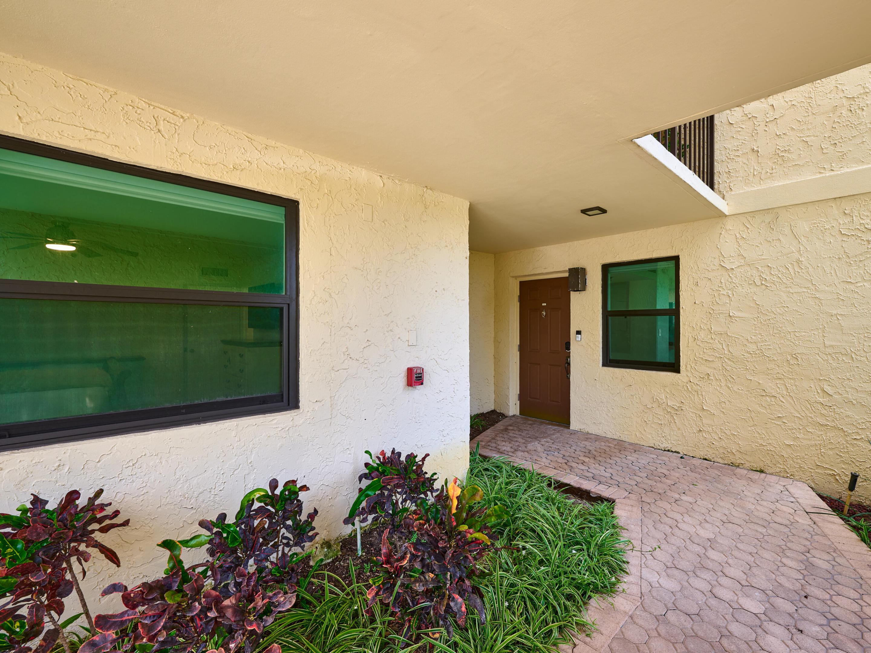 374 Golfview #106, North Palm Beach FL 33408