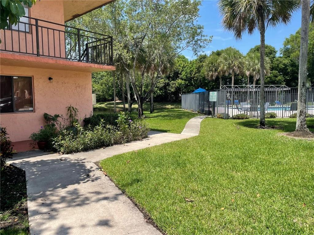 235 LAKEVIEW #102, Weston FL 33326