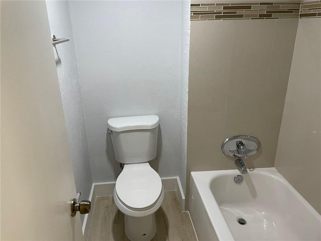 235 LAKEVIEW #102, Weston FL 33326