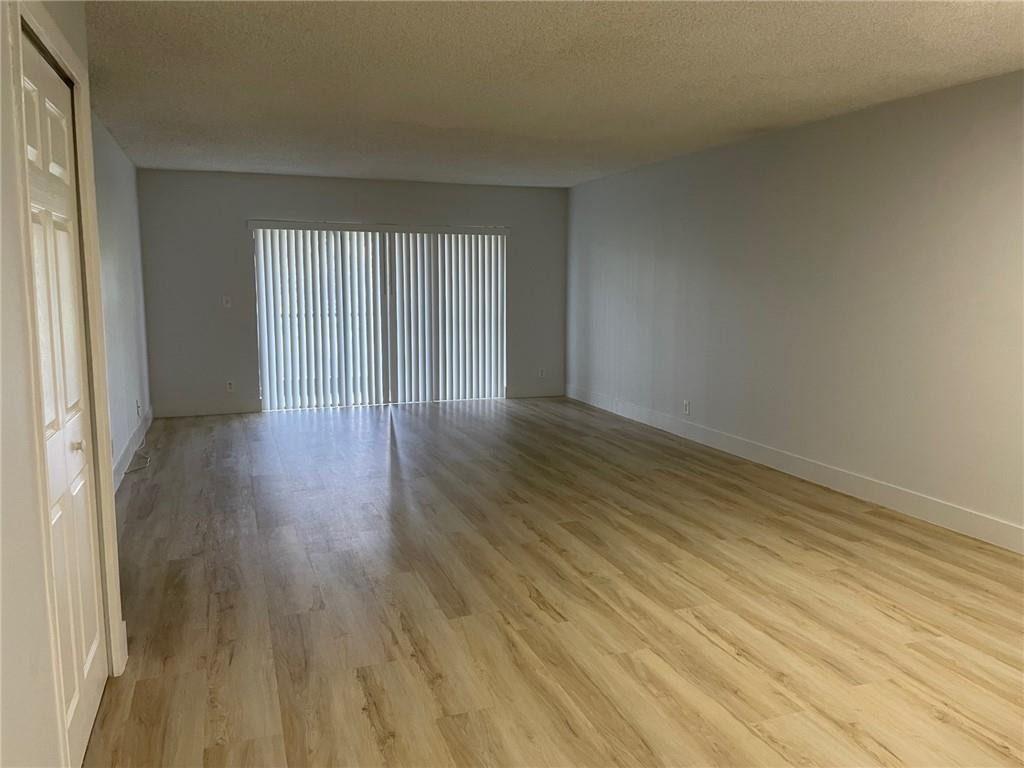 235 LAKEVIEW #102, Weston FL 33326