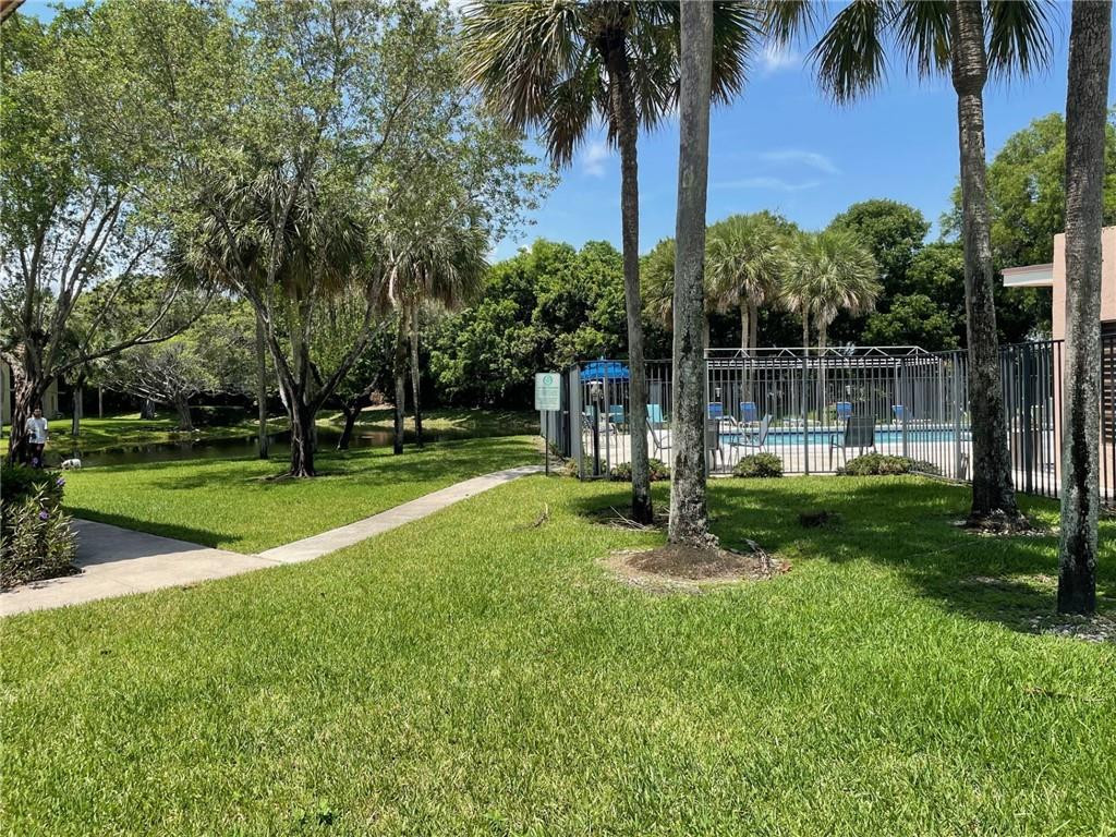 235 LAKEVIEW #102, Weston FL 33326