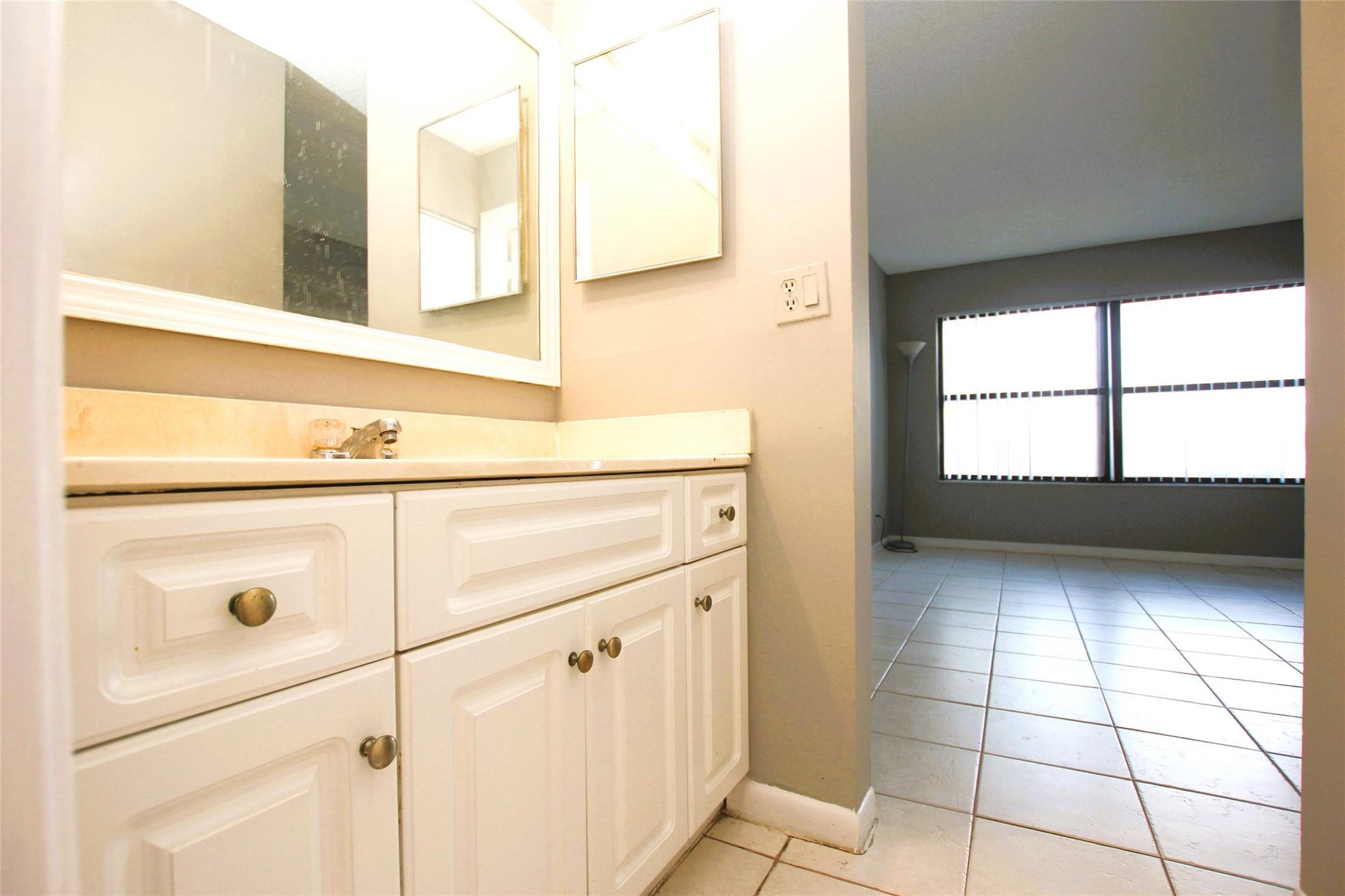 217 LAKE POINTE #107, Oakland Park FL 33309