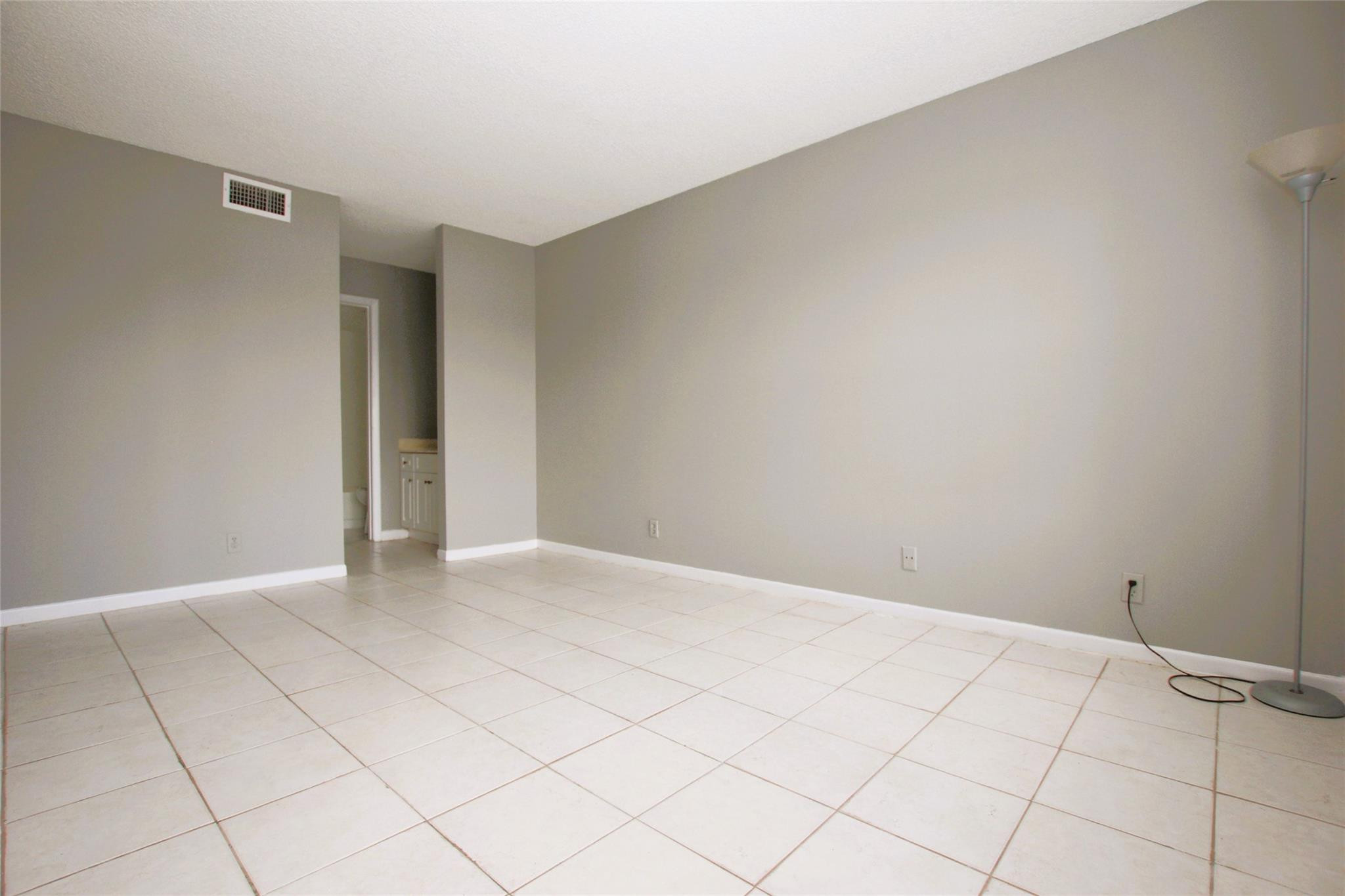 217 LAKE POINTE #107, Oakland Park FL 33309