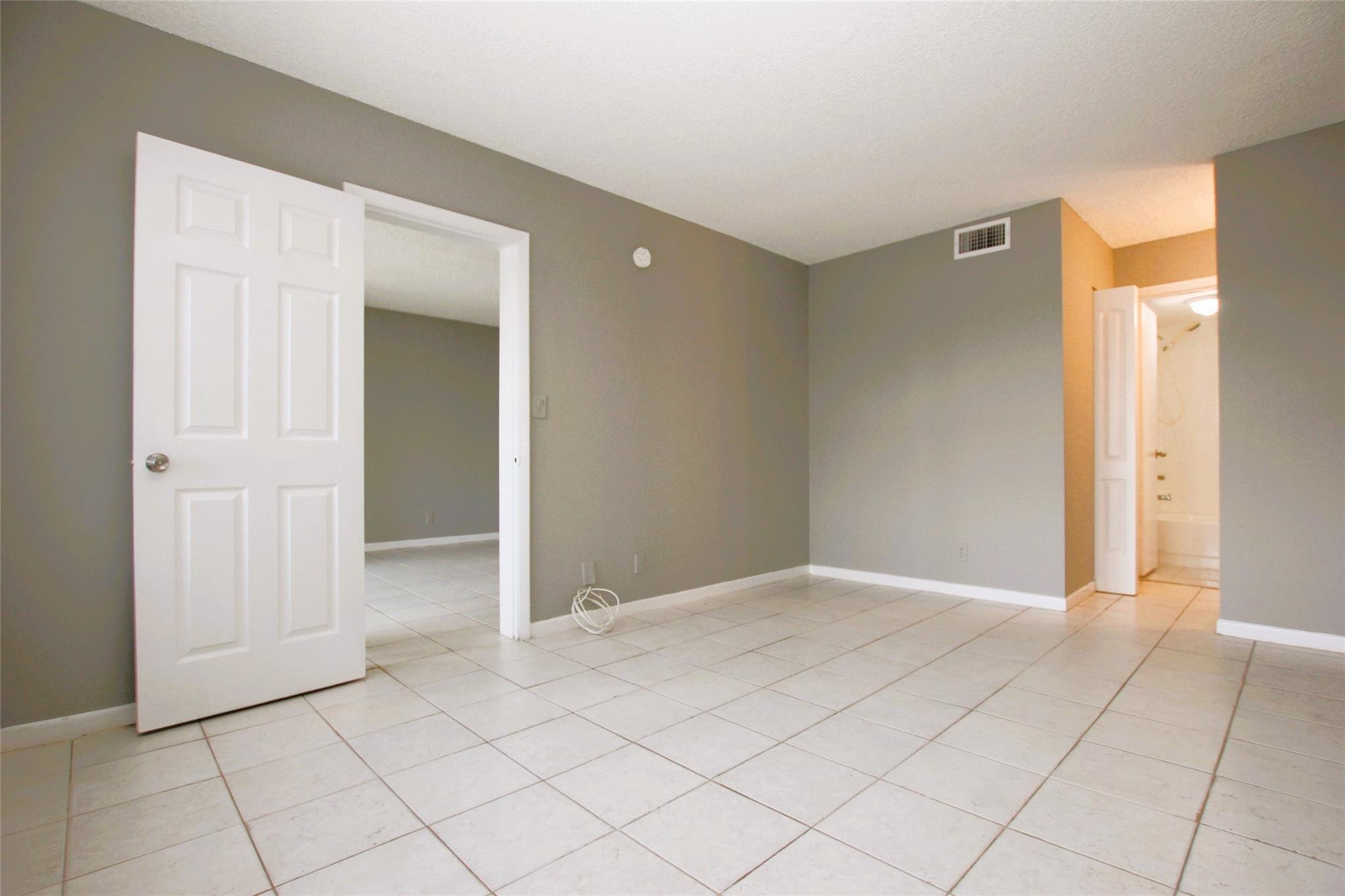 217 LAKE POINTE #107, Oakland Park FL 33309