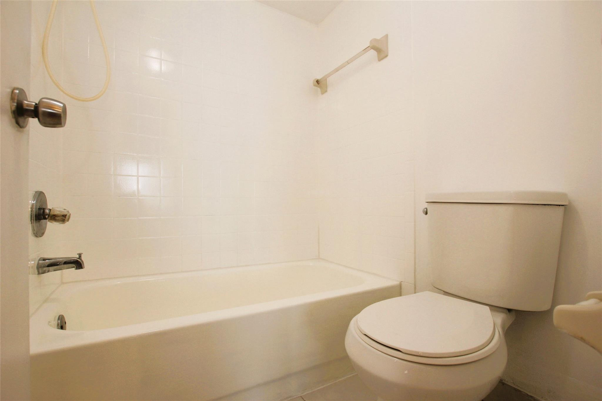 217 LAKE POINTE #107, Oakland Park FL 33309