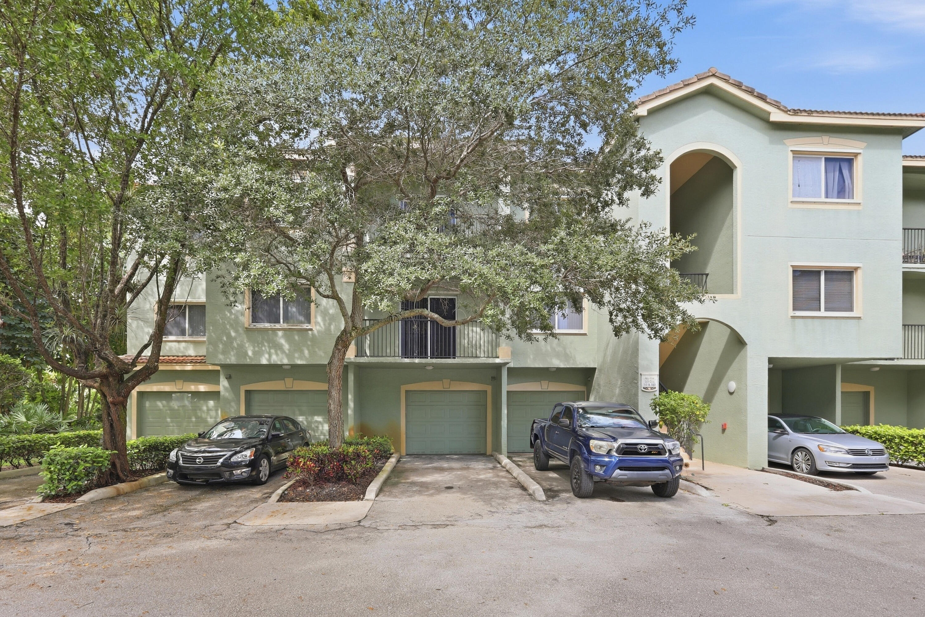 350 CRESTWOOD #201, Royal Palm Beach FL 33411