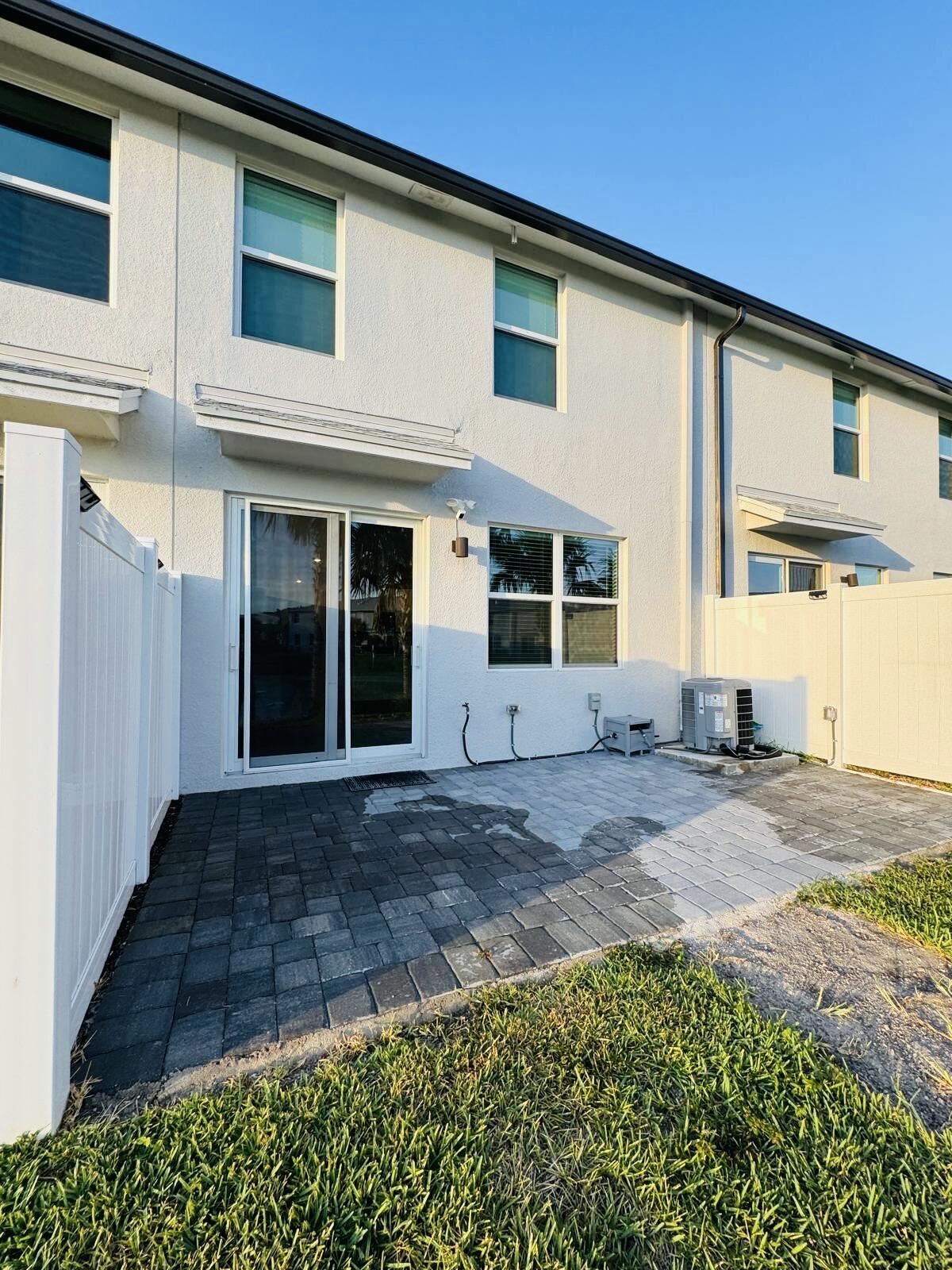 5677 MENTMORE #5677, Mangonia Park FL 33407