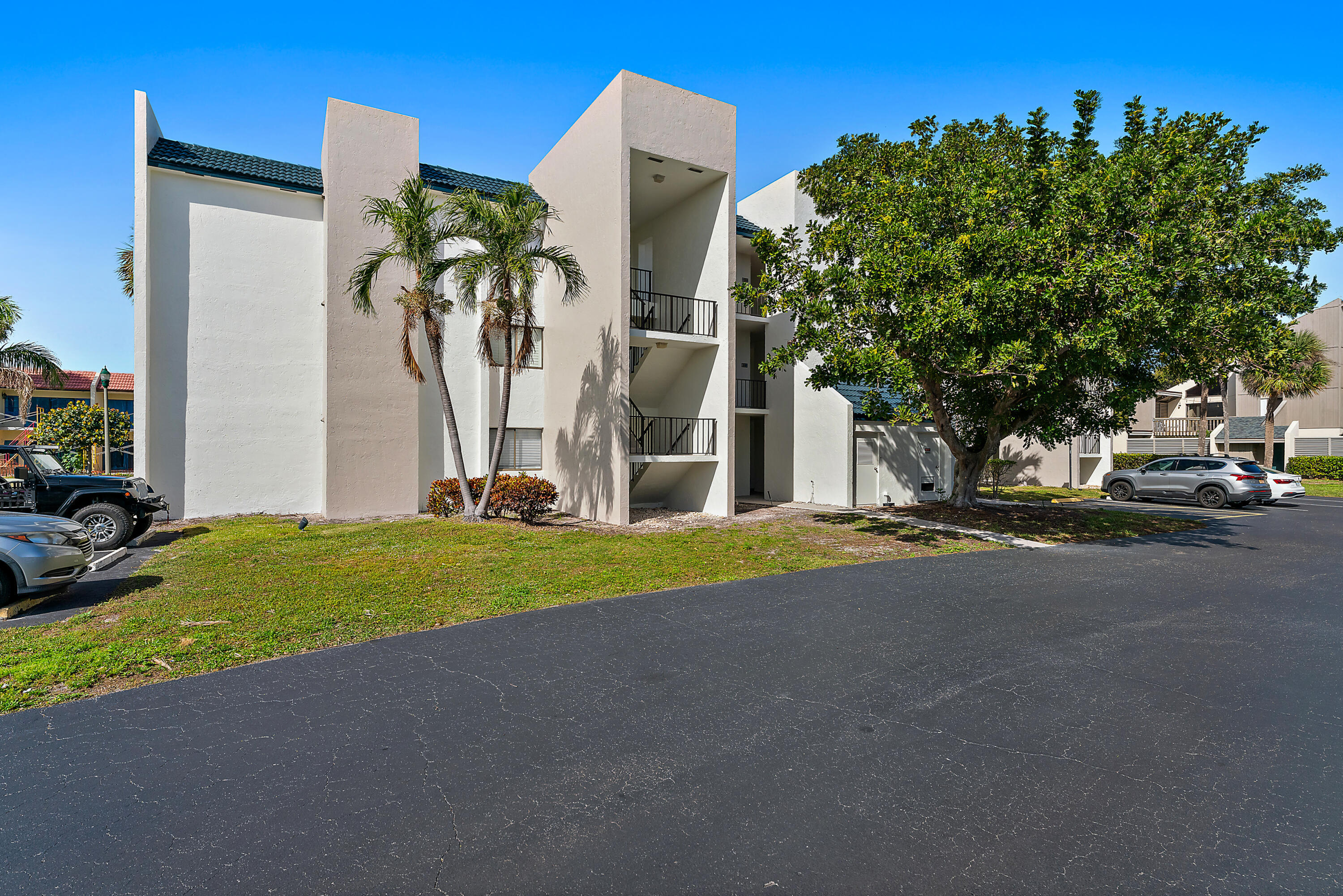 1605 S US #V6-104, Jupiter FL 33477