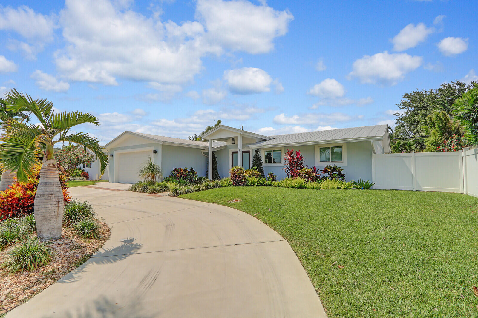 27 WILLOW, Tequesta FL 33469