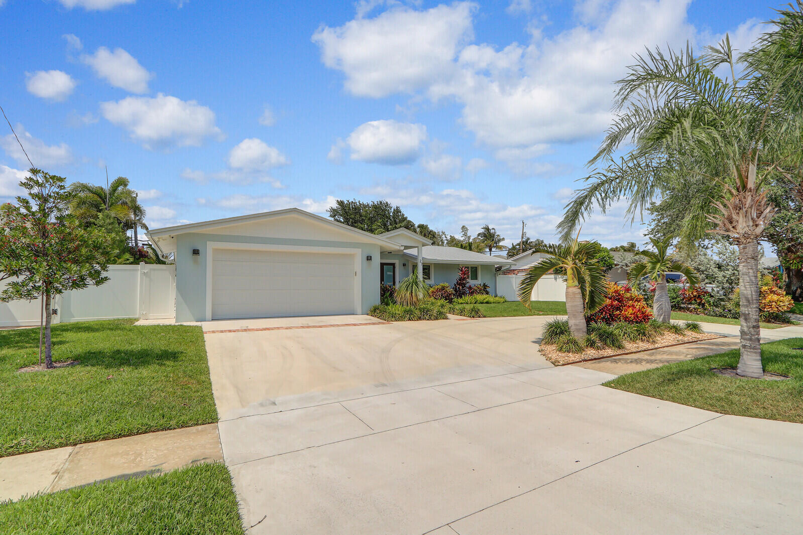 27 WILLOW, Tequesta FL 33469