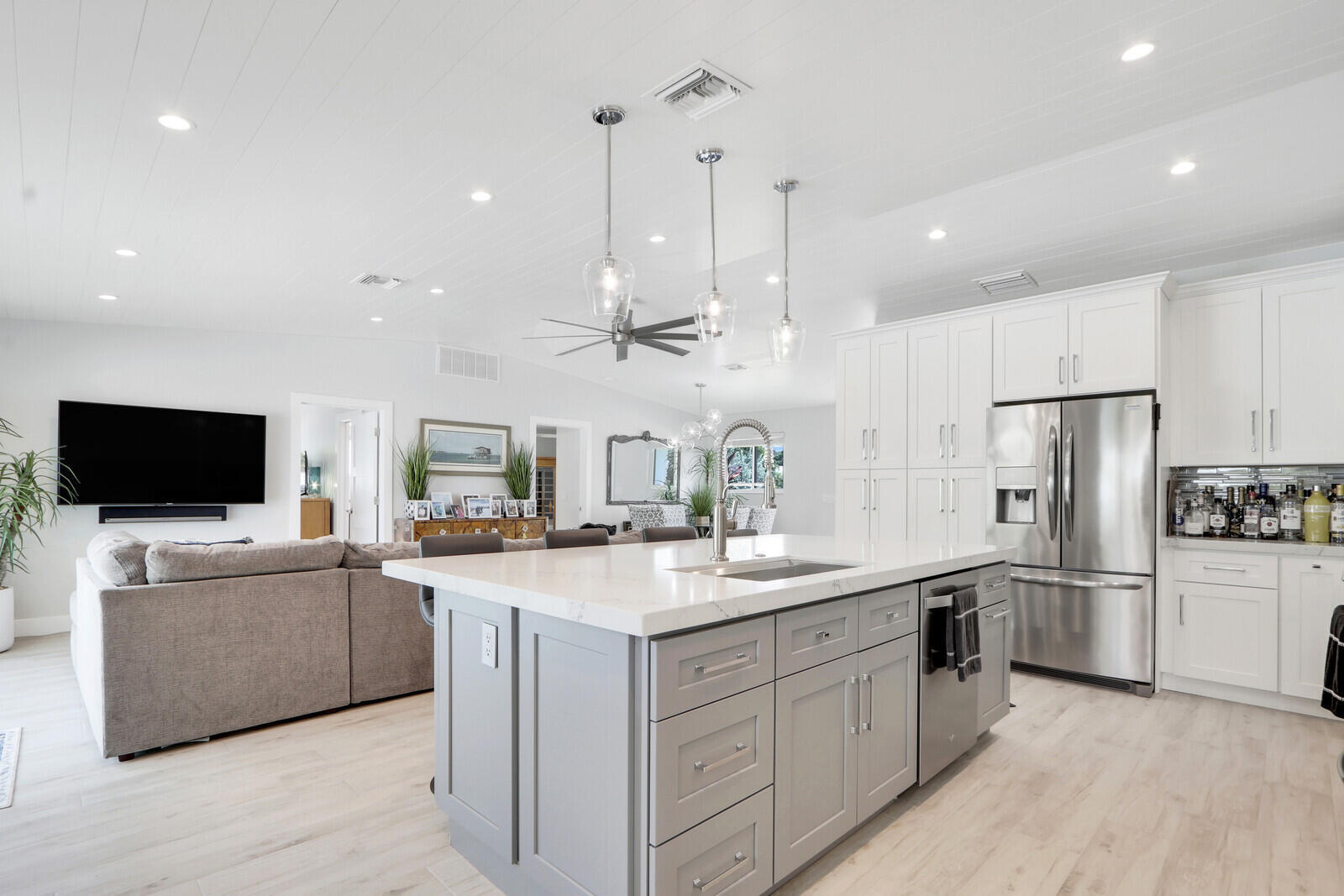 27 WILLOW, Tequesta FL 33469