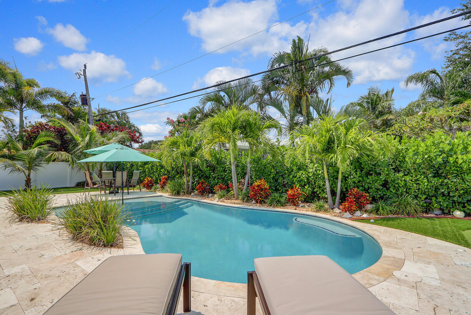 27 WILLOW, Tequesta FL 33469