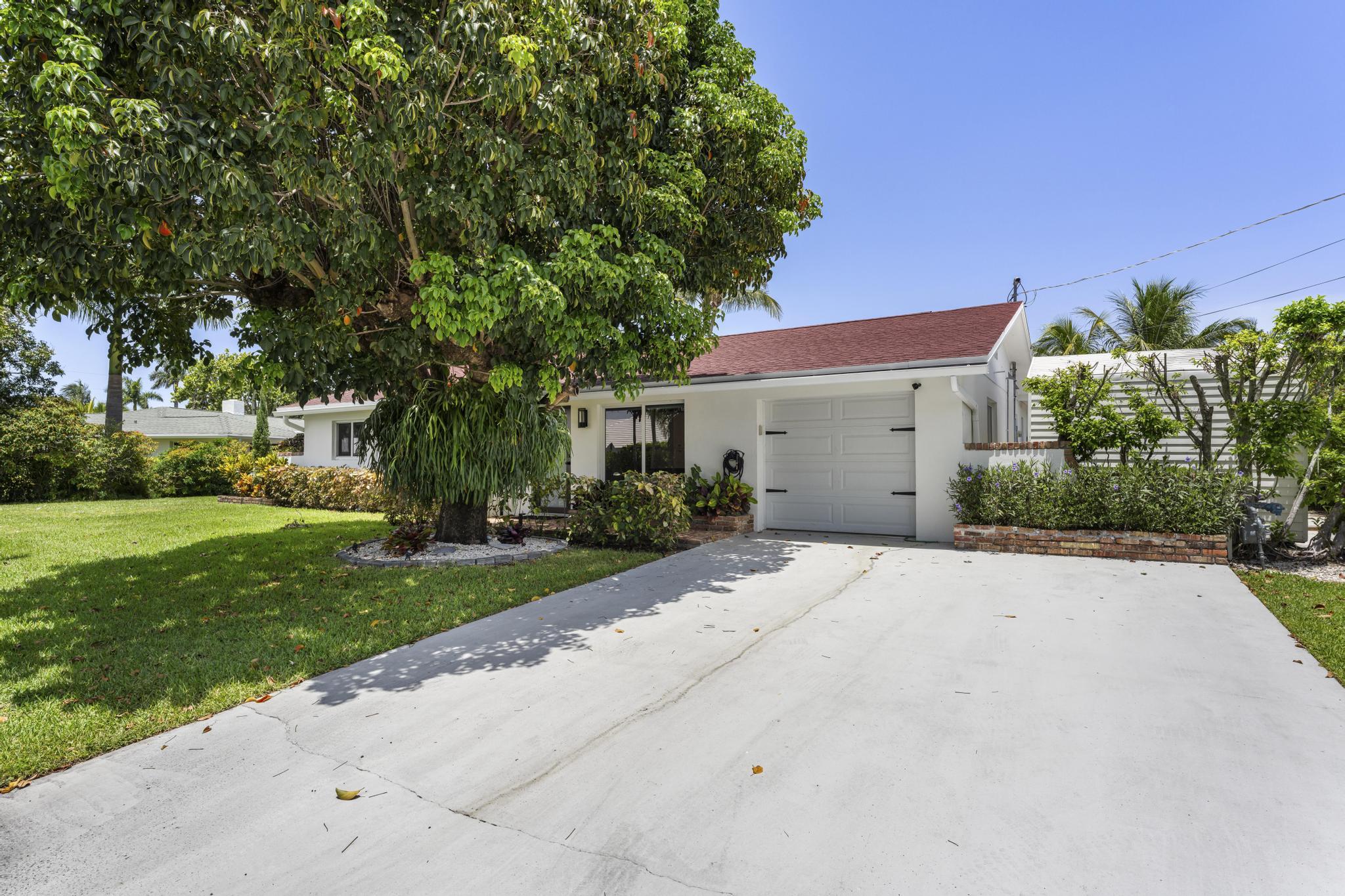 8416 Pine Tree, Lake Clarke Shores FL 33406