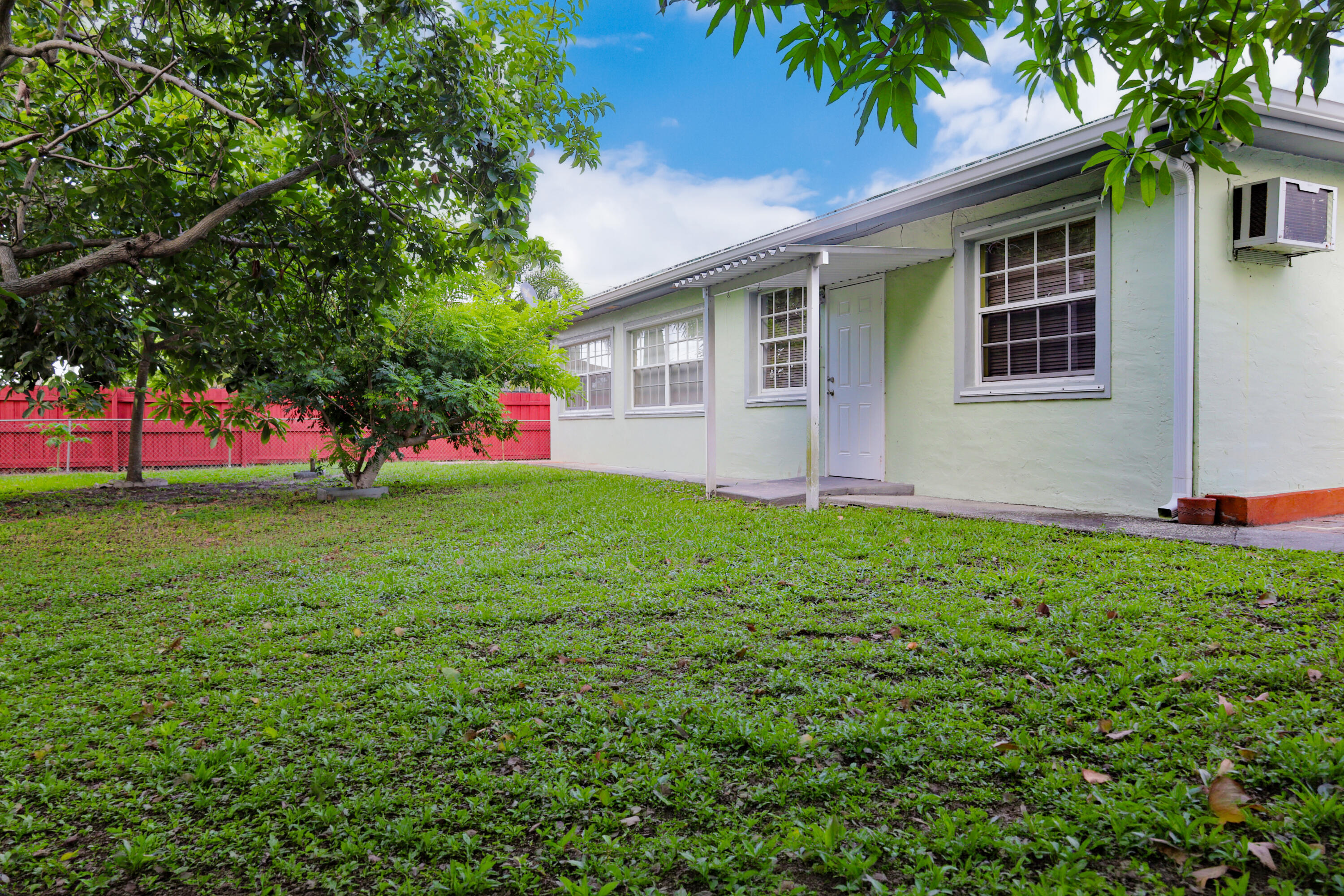 3335 10th, Palm Springs FL 33461