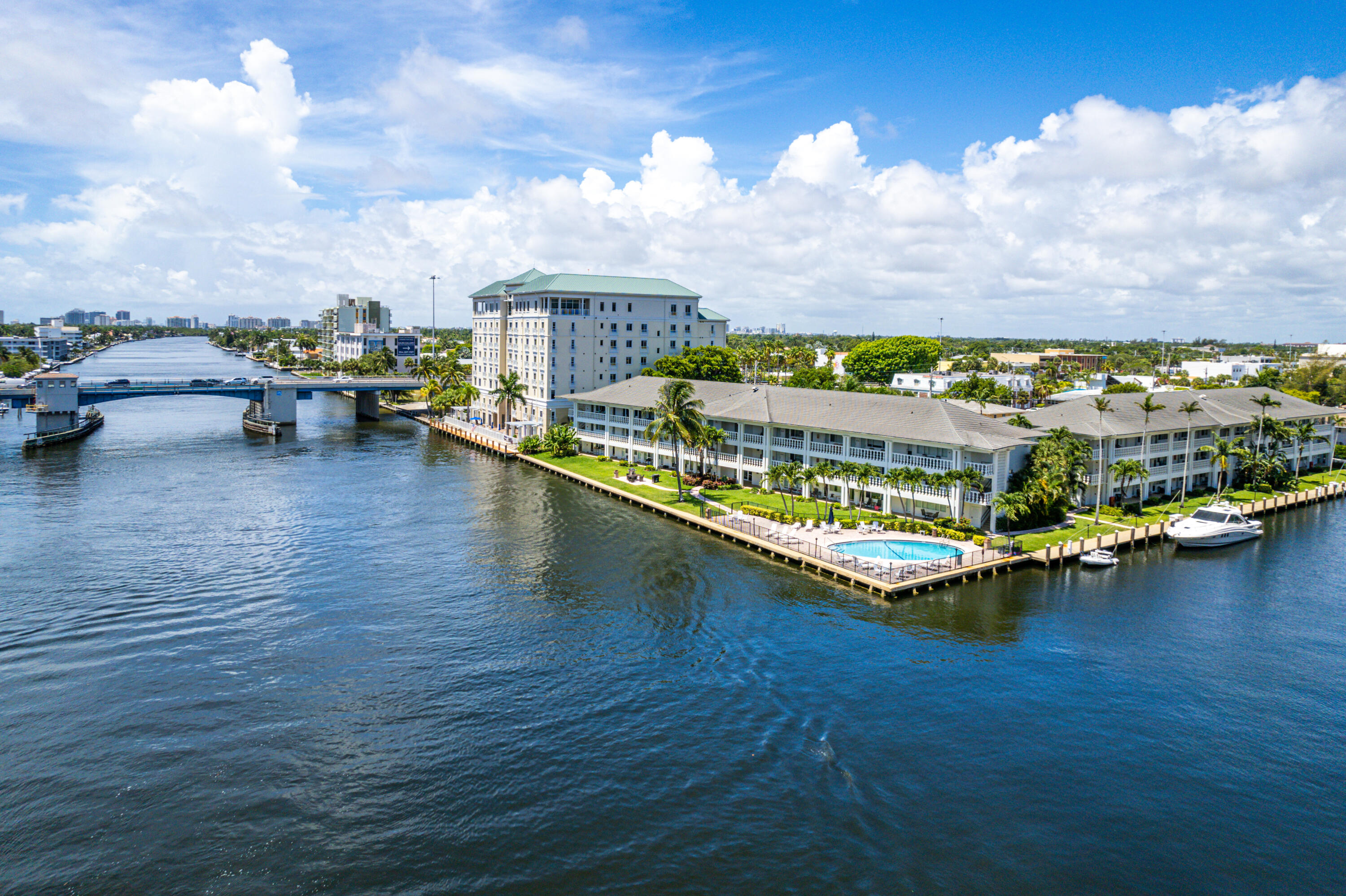 2881 NE 32nd #220, Fort Lauderdale FL 33306
