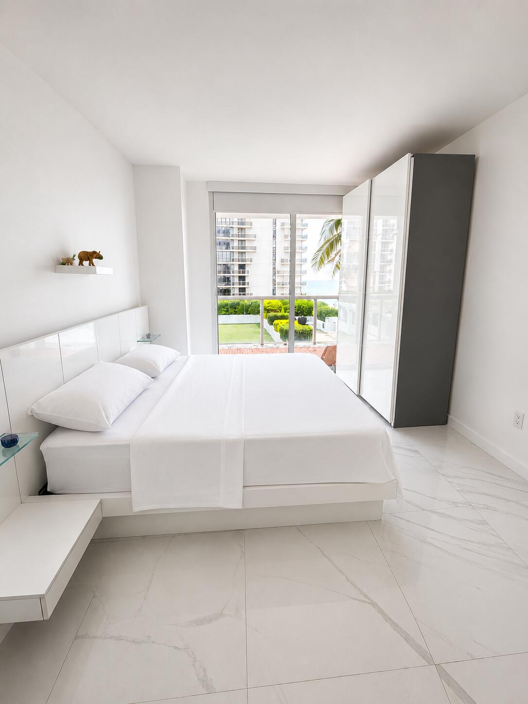 6365 Collins #811, Miami Beach FL 33141