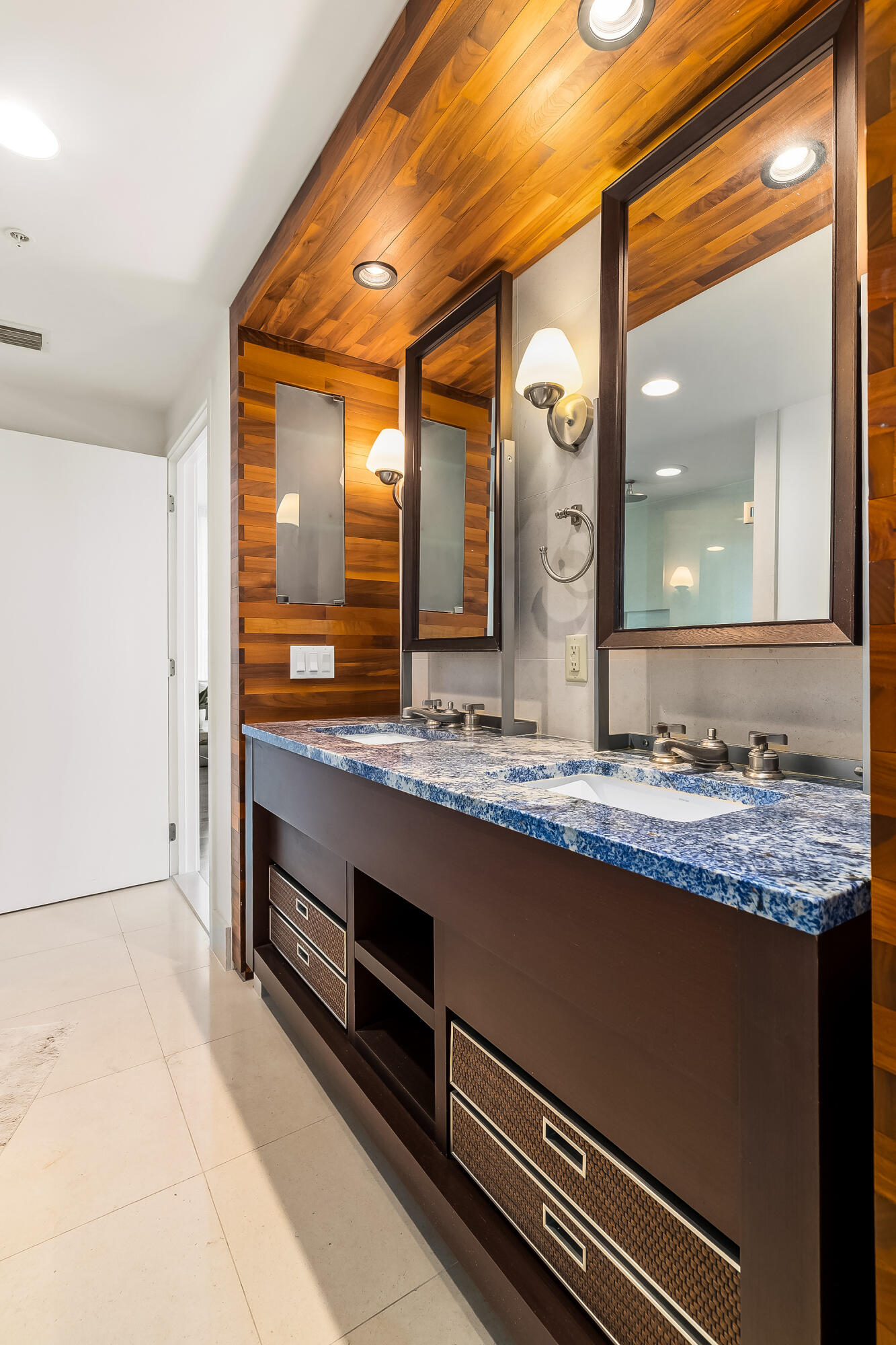 6899 Collins #1409, Miami Beach FL 33141