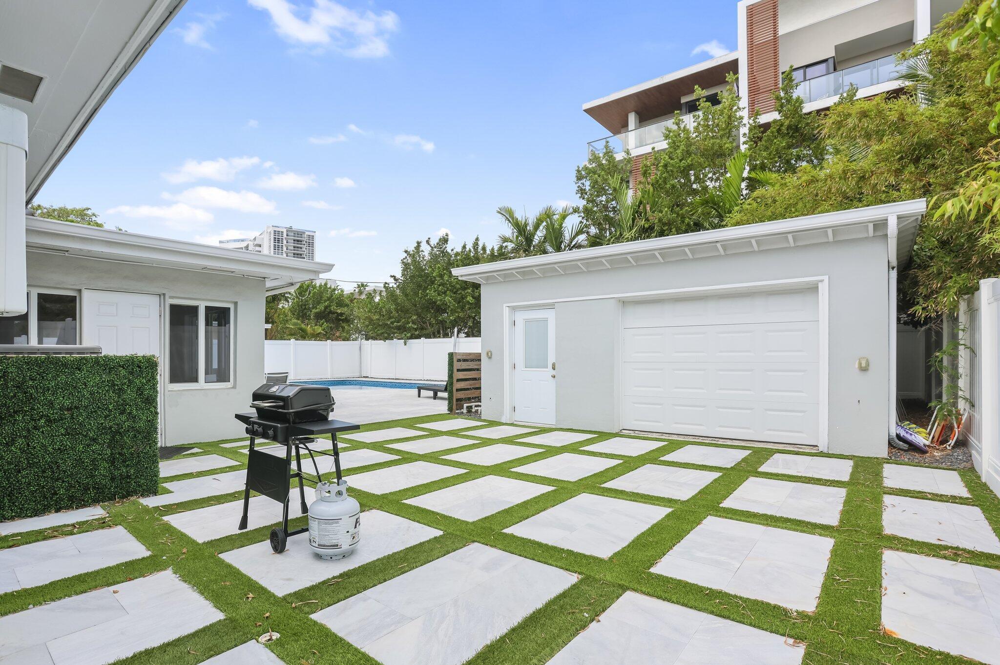 3025 CENTER, Fort Lauderdale FL 33308