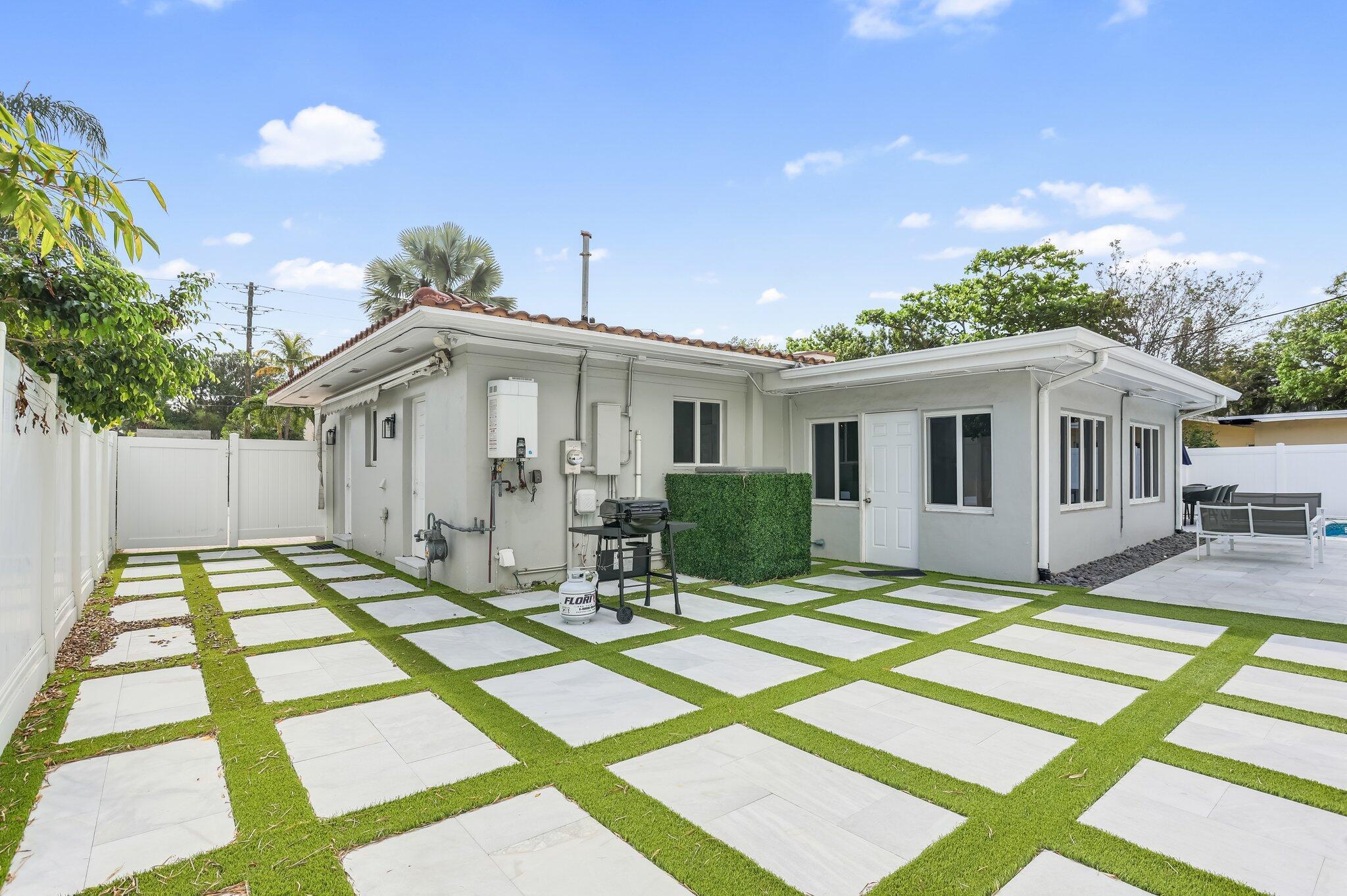 3025 CENTER, Fort Lauderdale FL 33308
