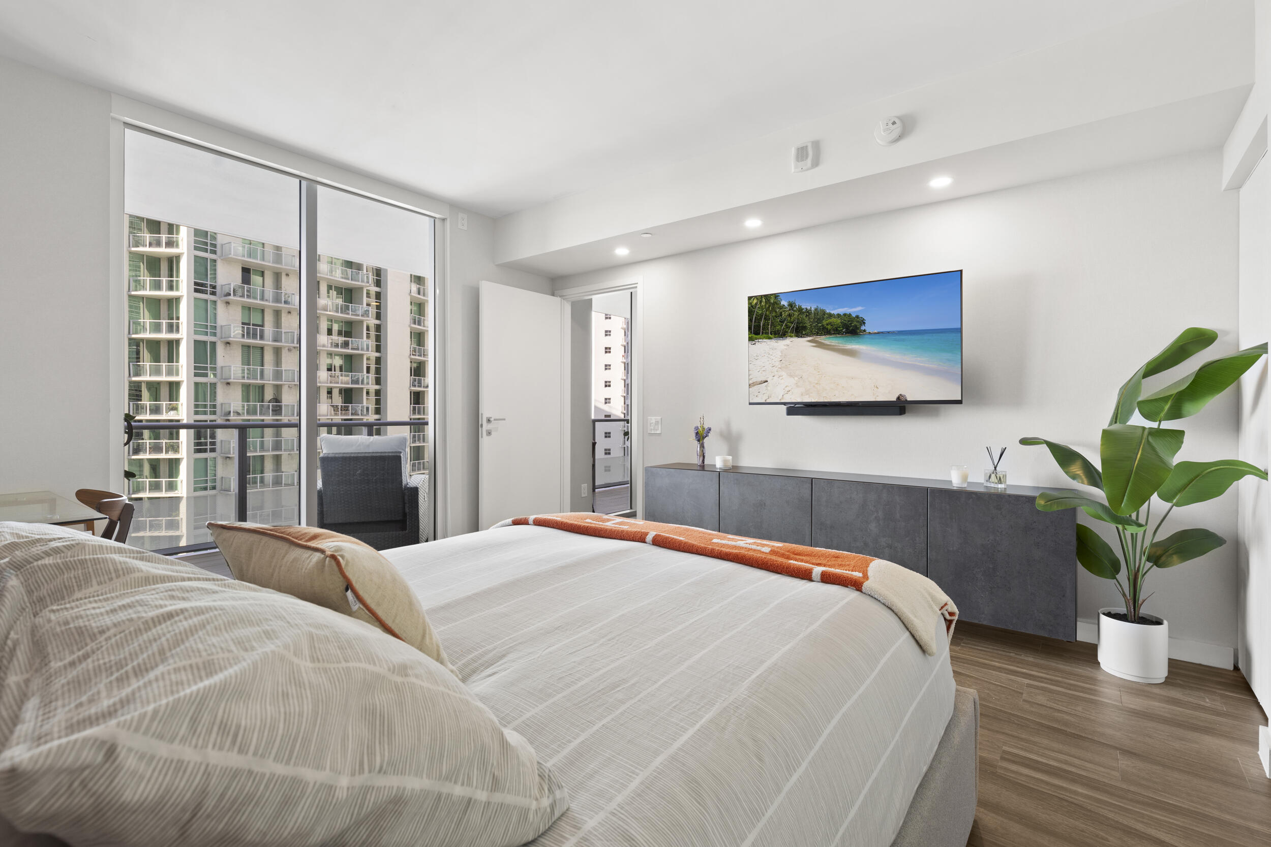 1300 BRICKELL BAY #2105, Miami FL 33131