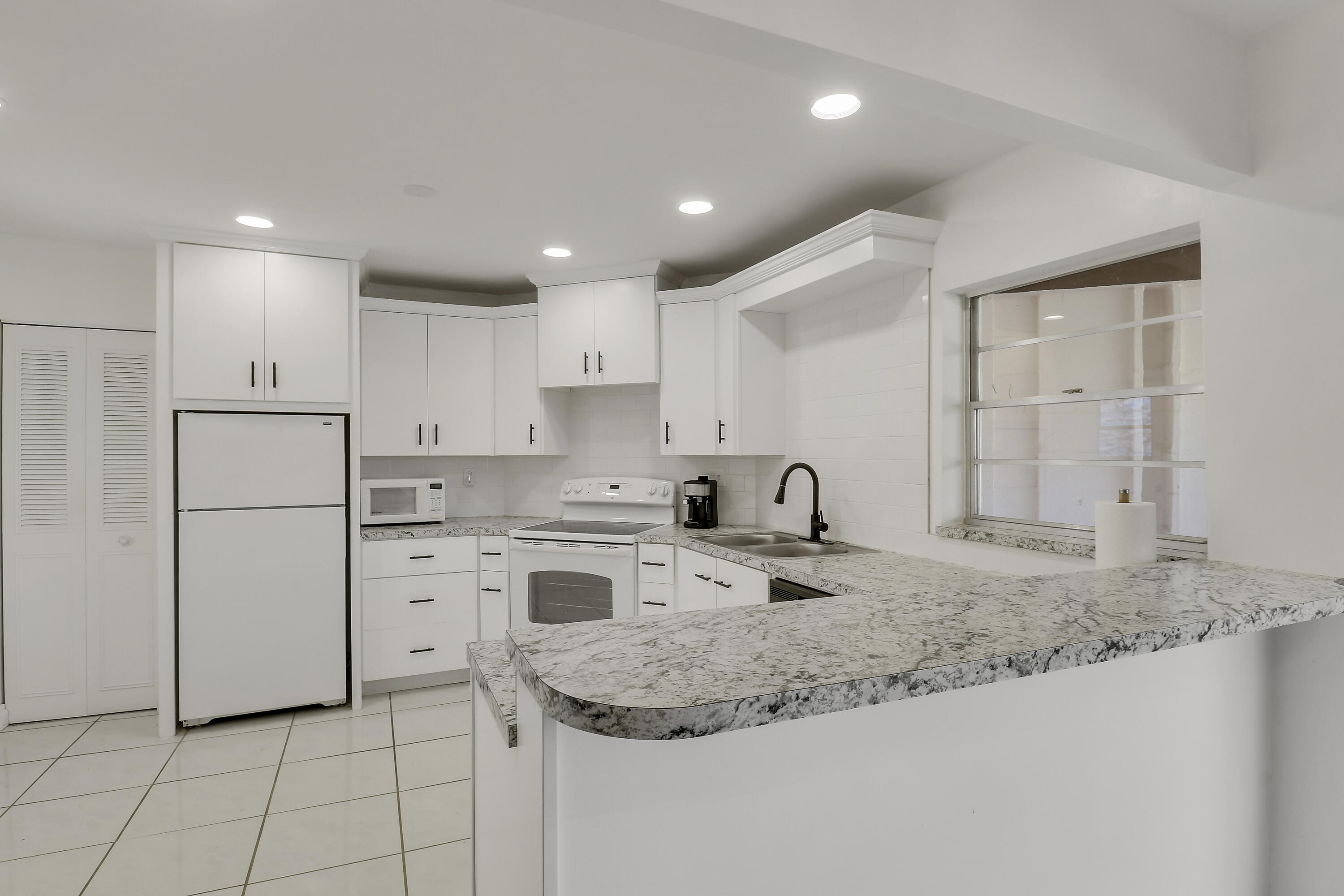 7 GREENWAY #202, Royal Palm Beach FL 33411