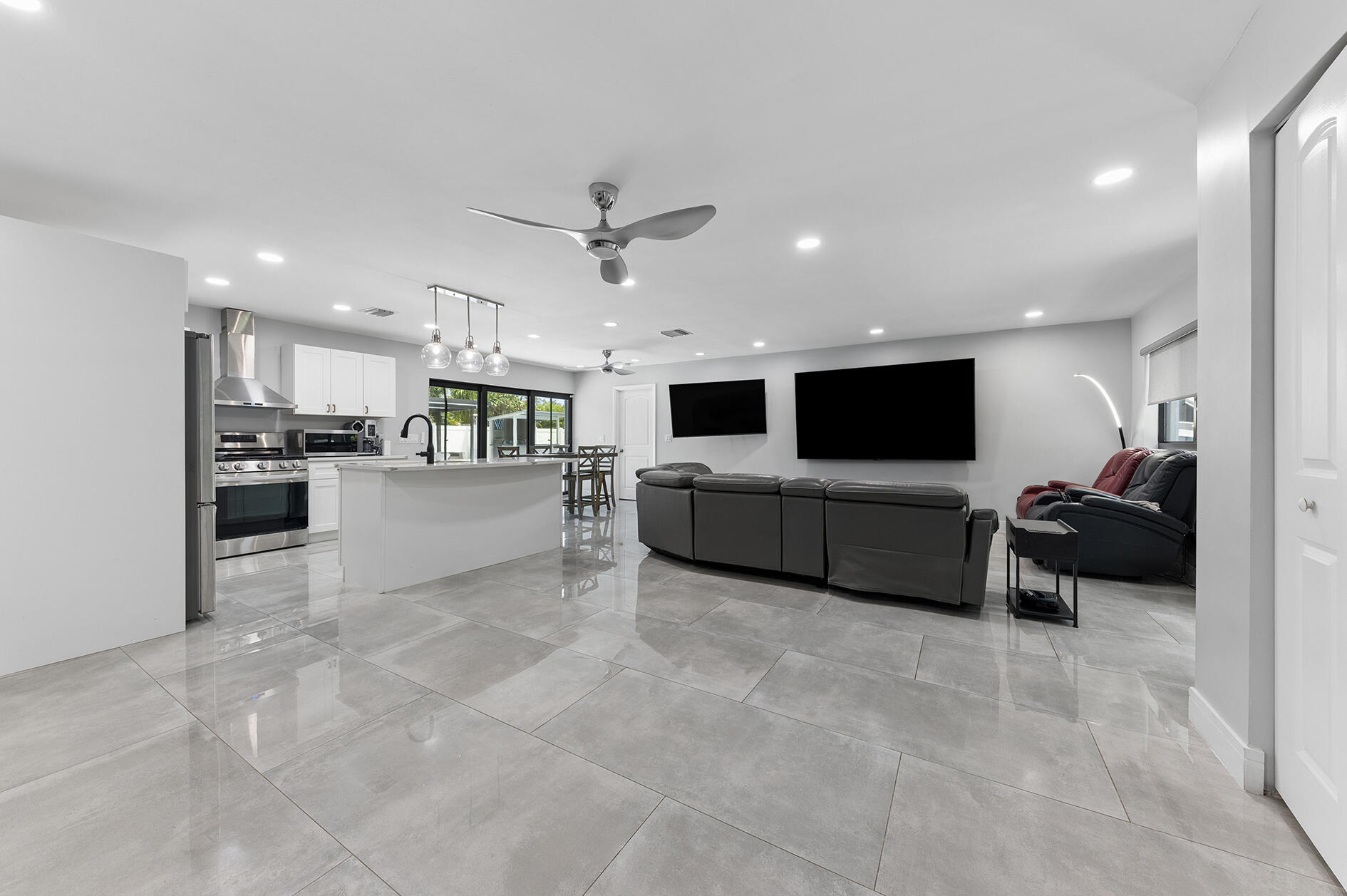 405 CHAPEL HILL, Boynton Beach FL 33435