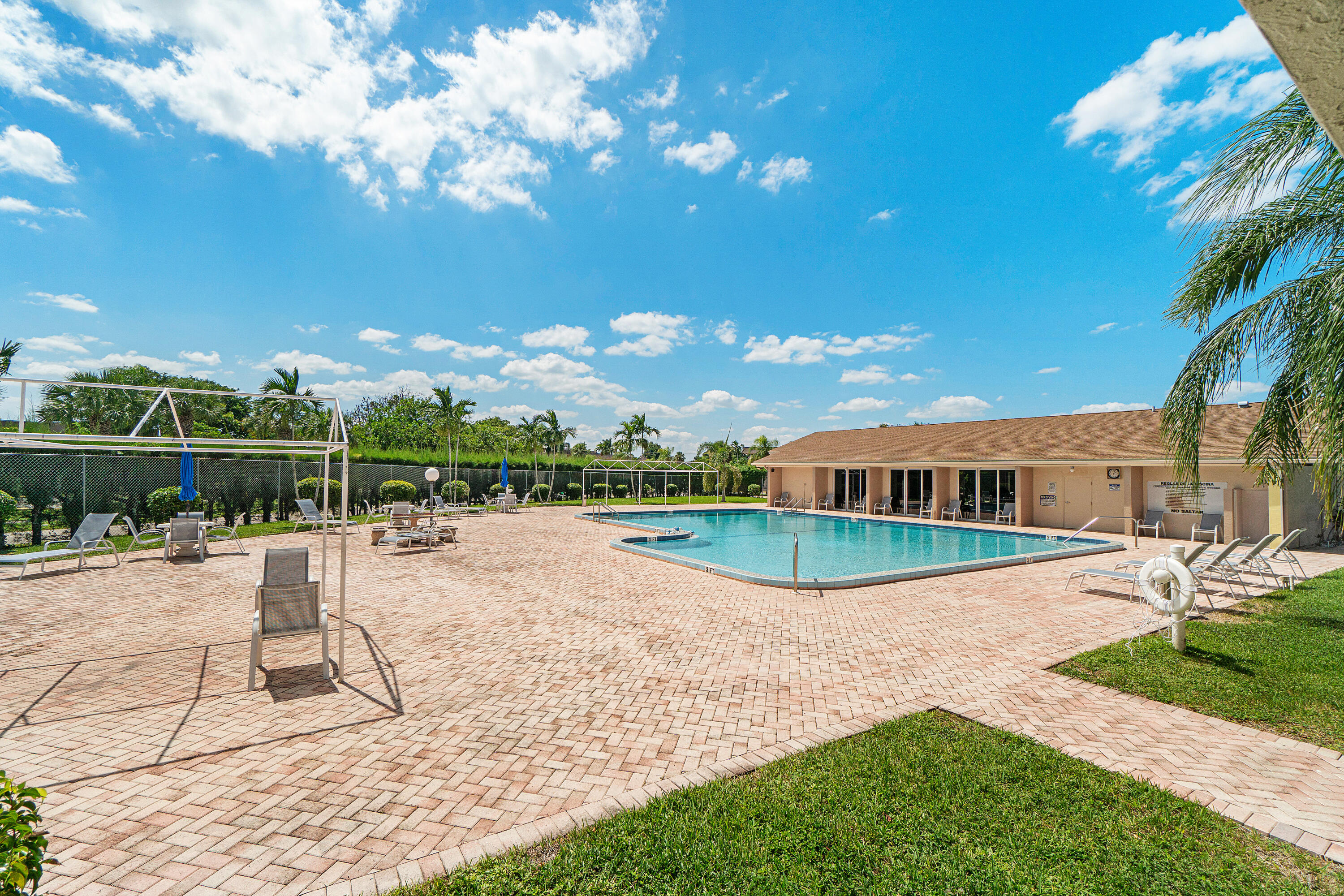 721 LORI #208, Palm Springs FL 33461