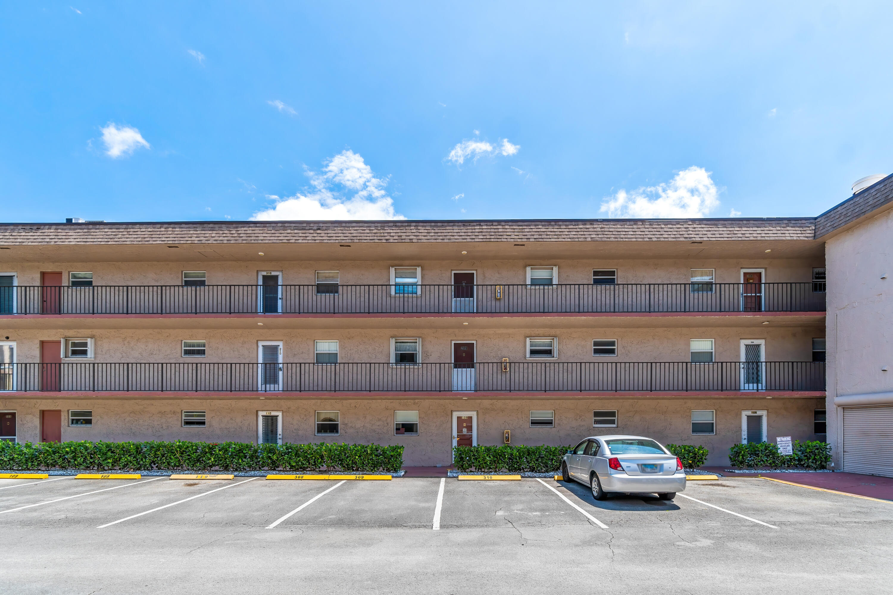 721 LORI #208, Palm Springs FL 33461