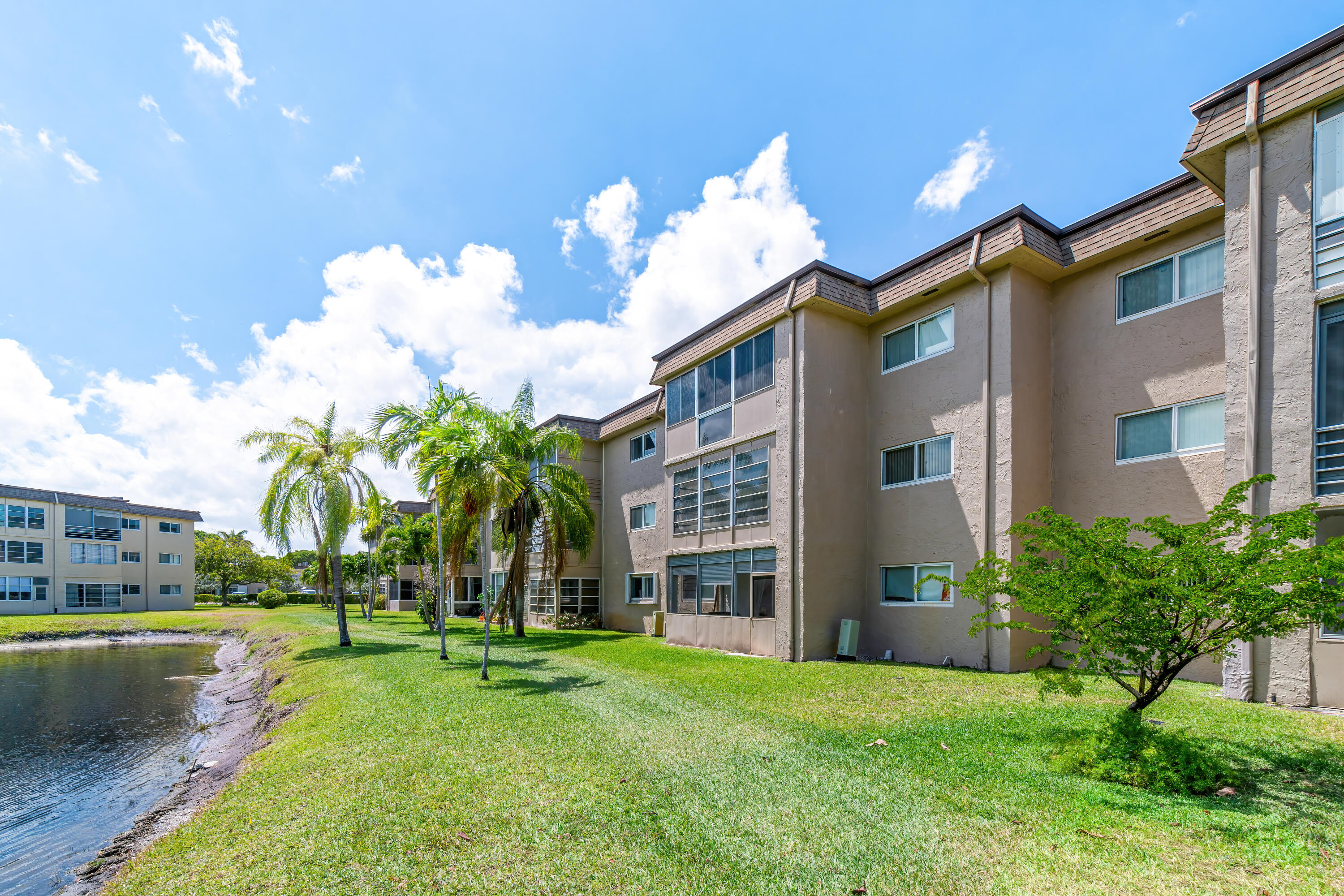 721 LORI #208, Palm Springs FL 33461