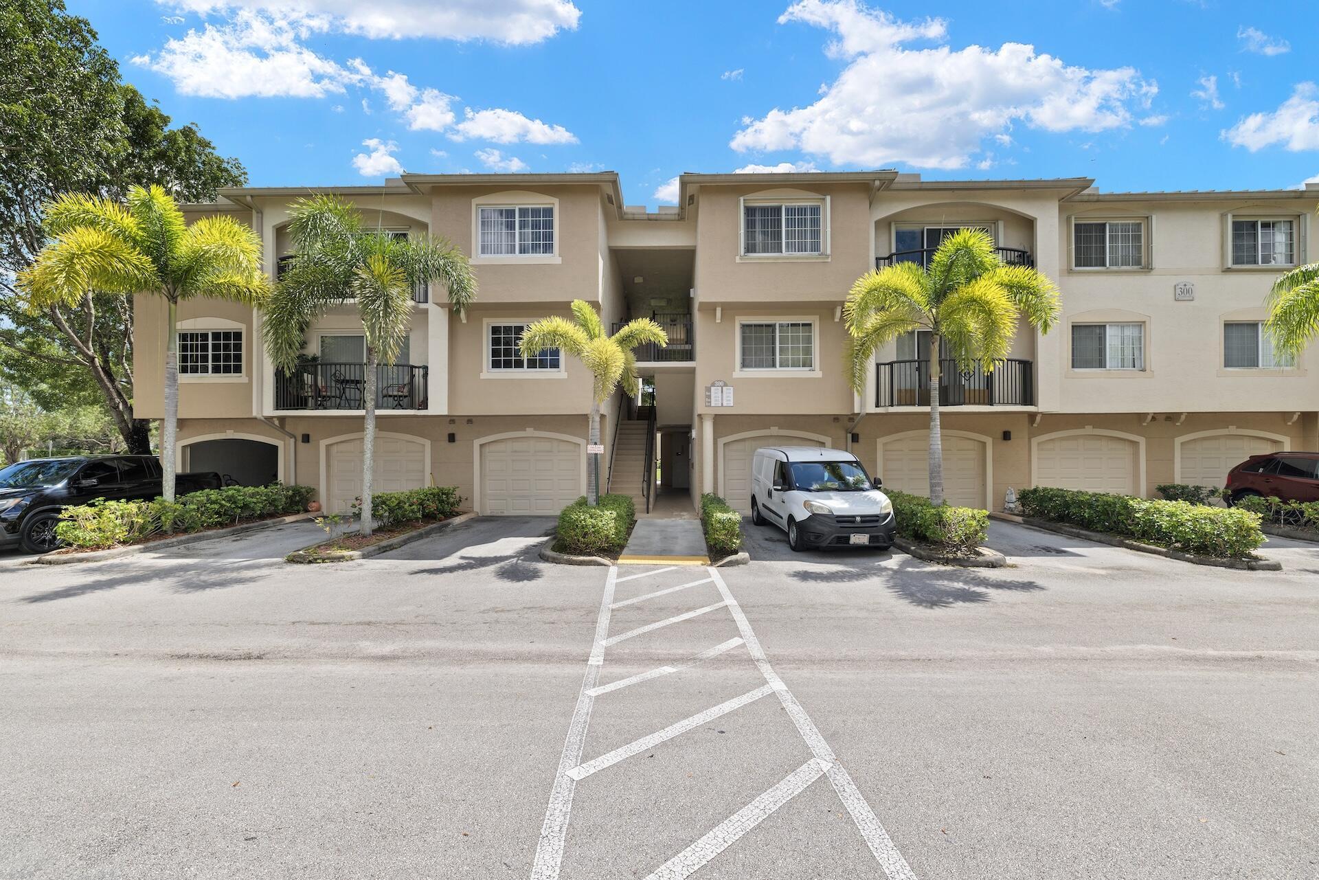 300 Crestwood #302, Royal Palm Beach FL 33411