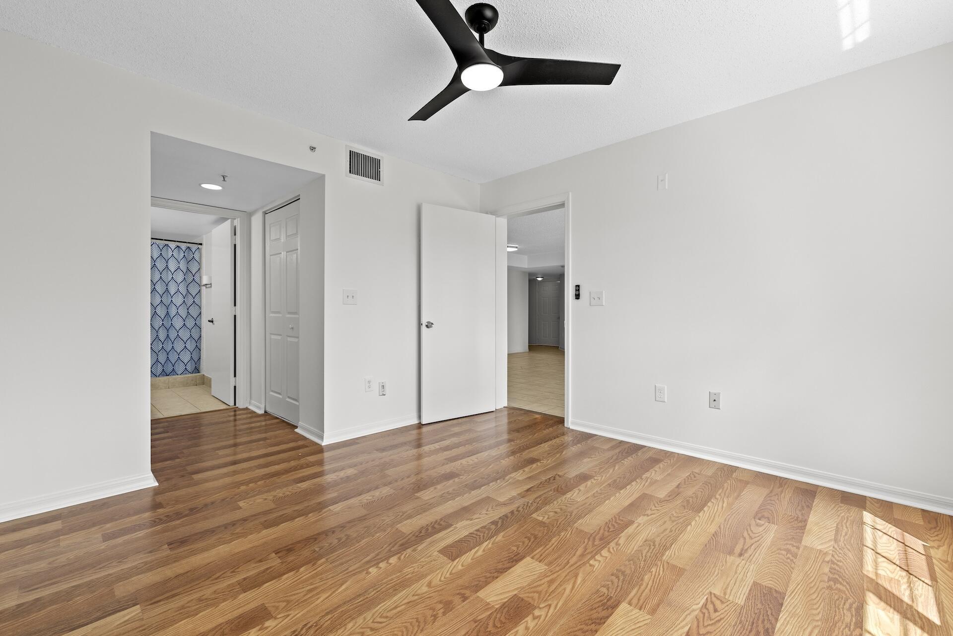 300 Crestwood #302, Royal Palm Beach FL 33411