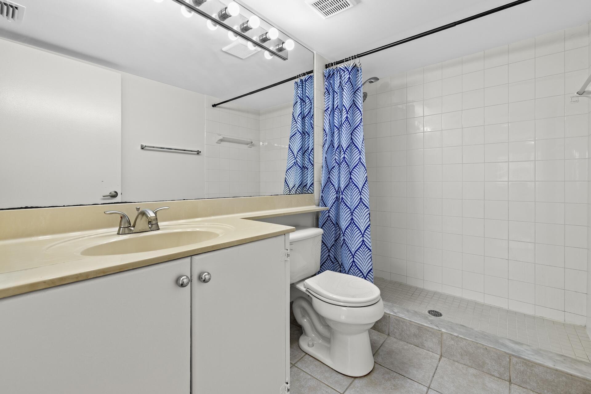 300 Crestwood #302, Royal Palm Beach FL 33411