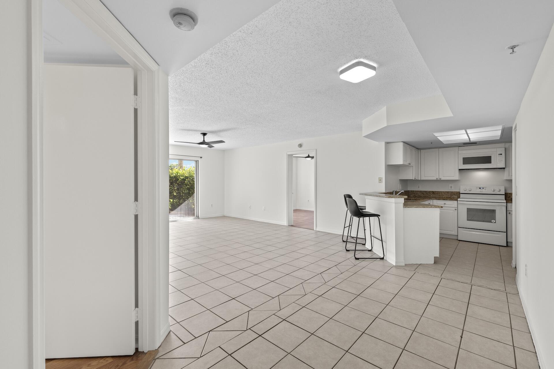 300 Crestwood #302, Royal Palm Beach FL 33411