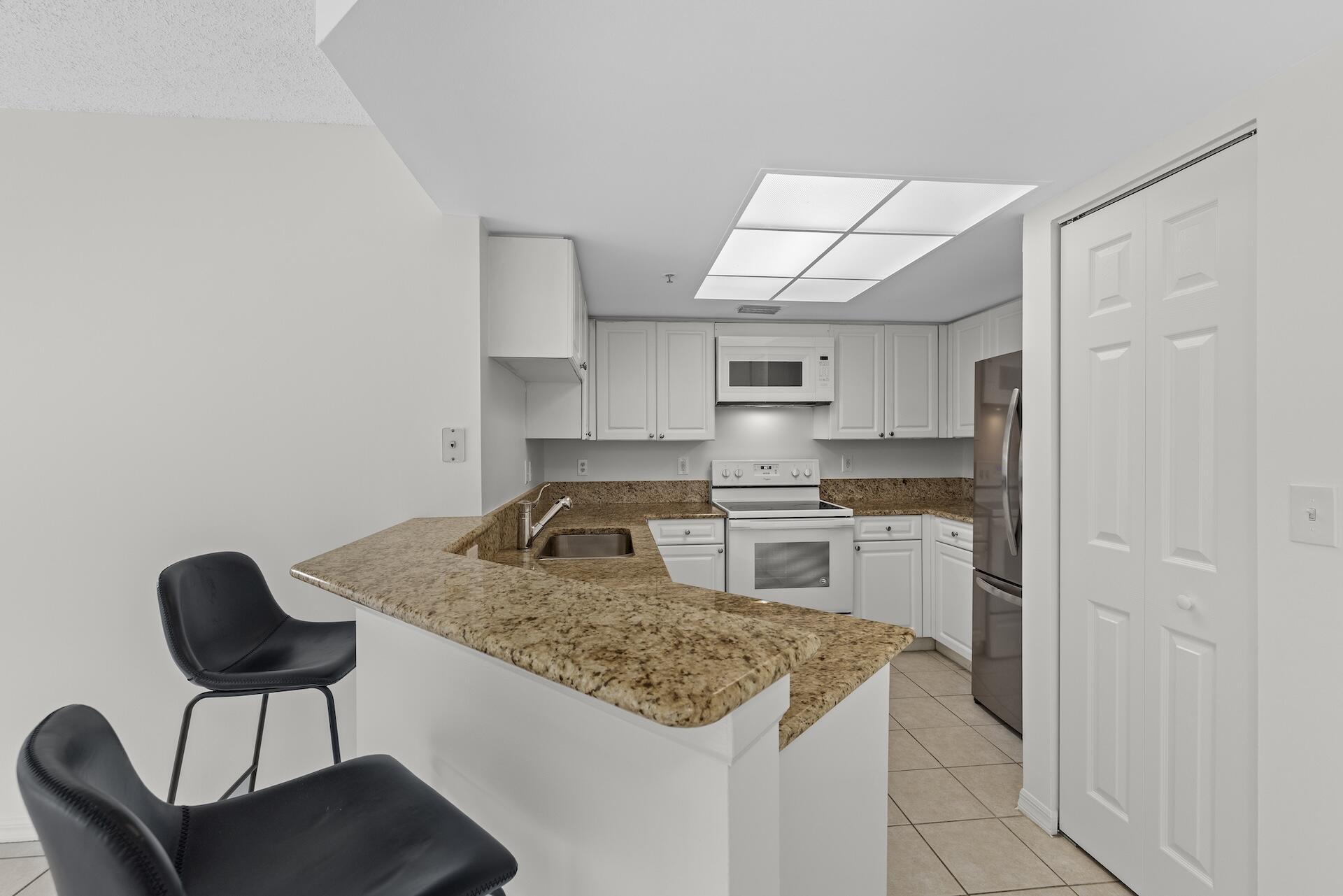 300 Crestwood #302, Royal Palm Beach FL 33411