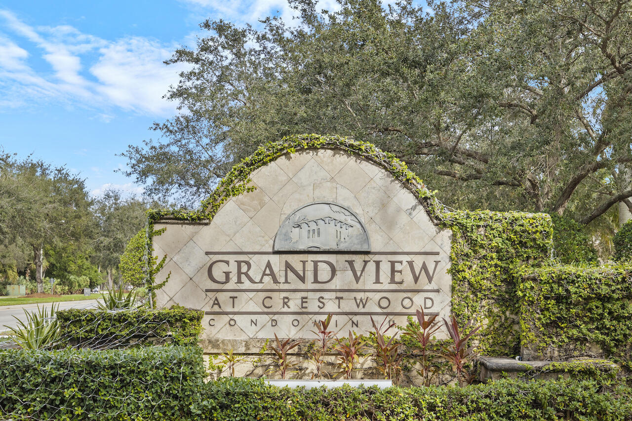 300 Crestwood #302, Royal Palm Beach FL 33411