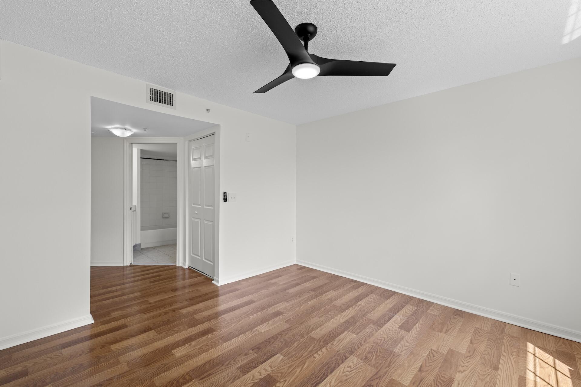 300 Crestwood #302, Royal Palm Beach FL 33411