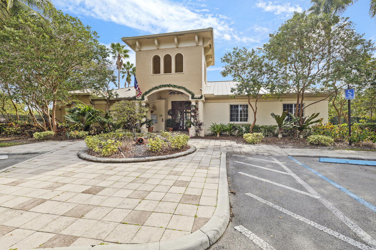 300 Crestwood #302, Royal Palm Beach FL 33411
