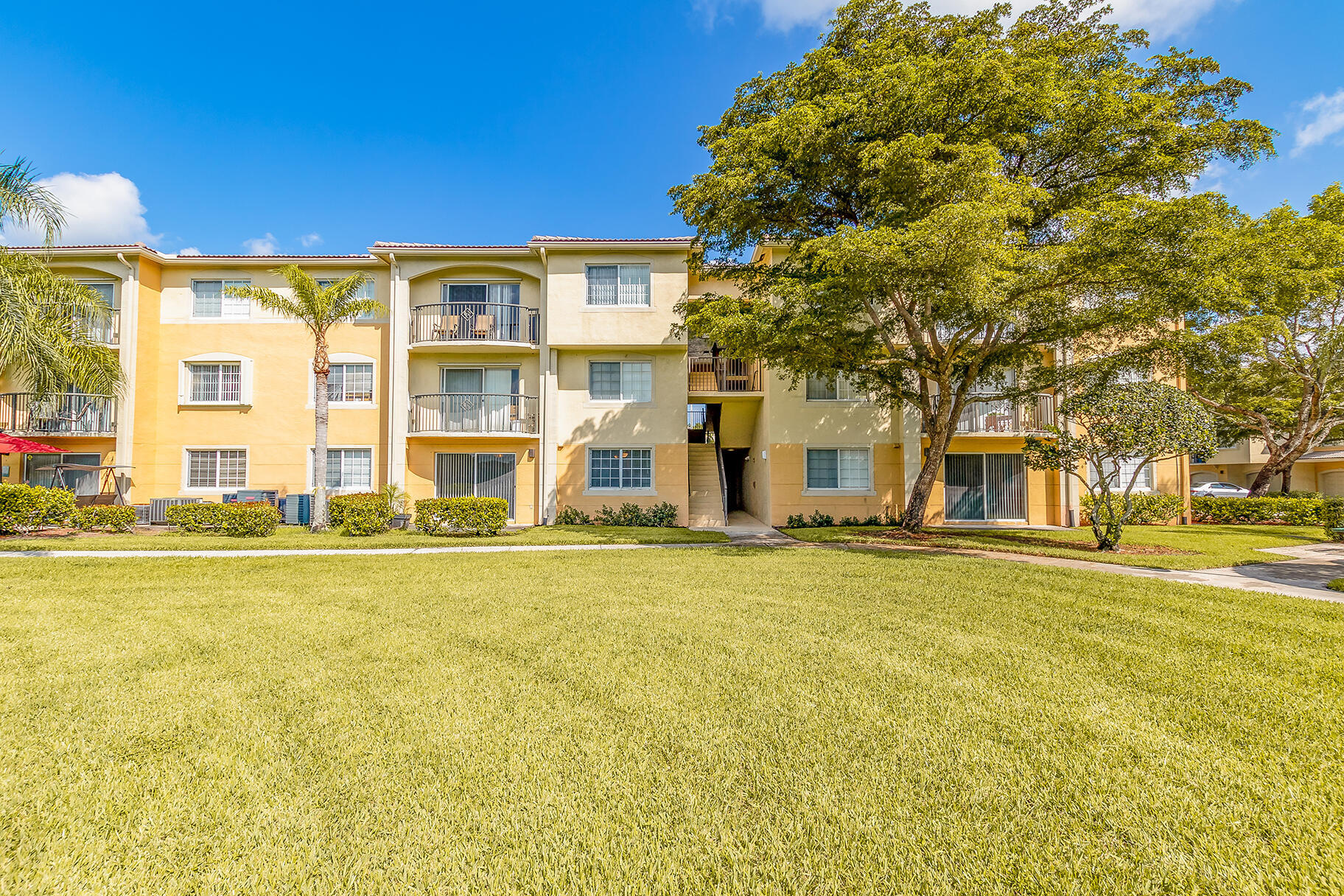 300 Crestwood #302, Royal Palm Beach FL 33411
