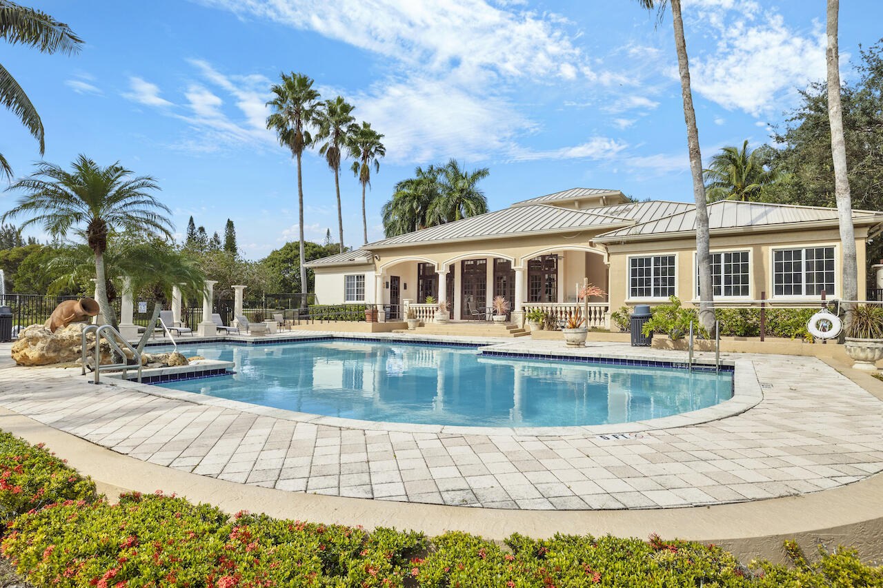 300 Crestwood #302, Royal Palm Beach FL 33411