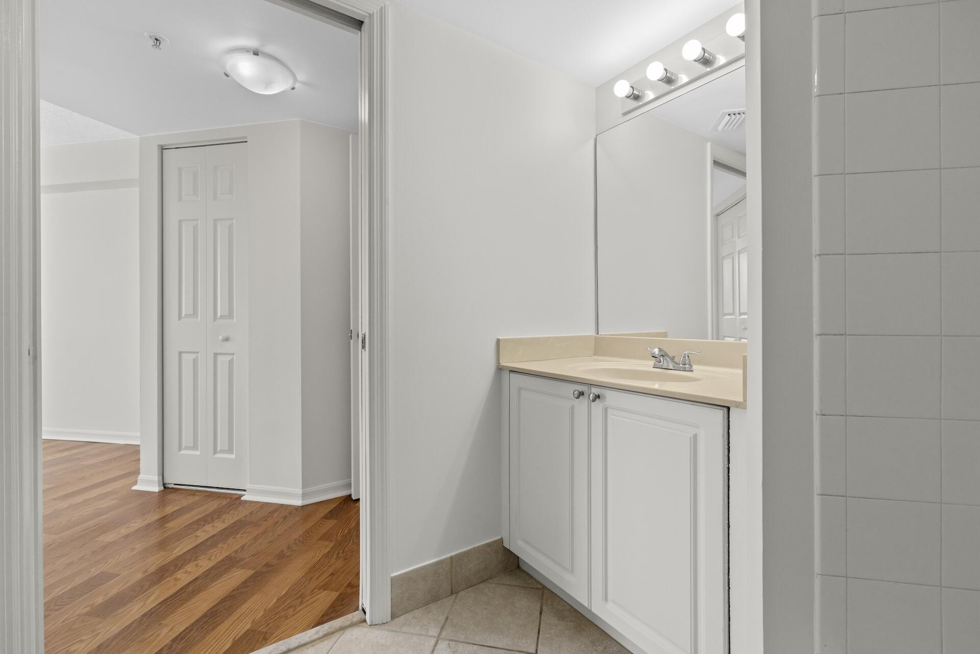 300 Crestwood #302, Royal Palm Beach FL 33411