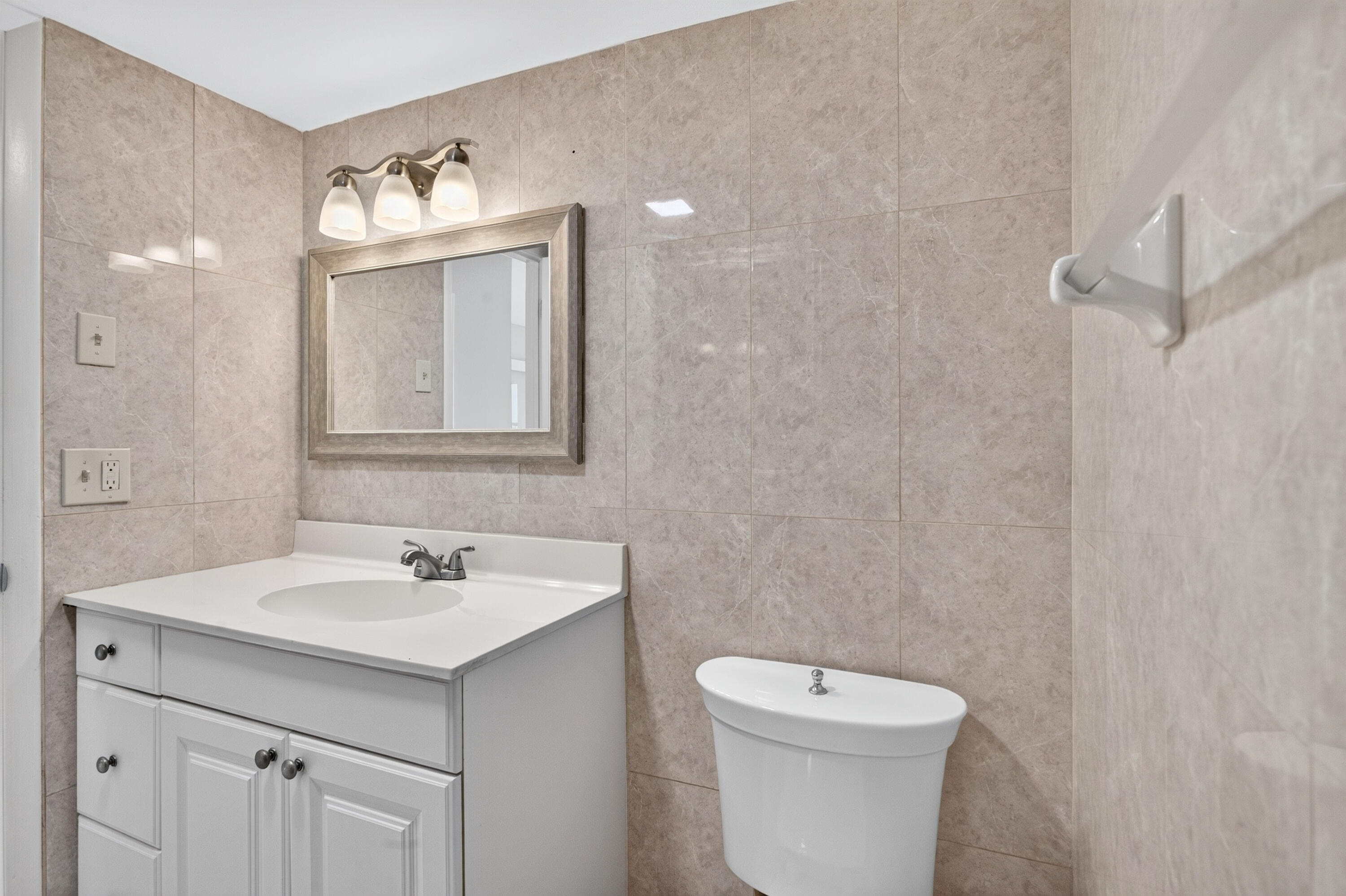 231 E Lantana #204, Lantana FL 33462