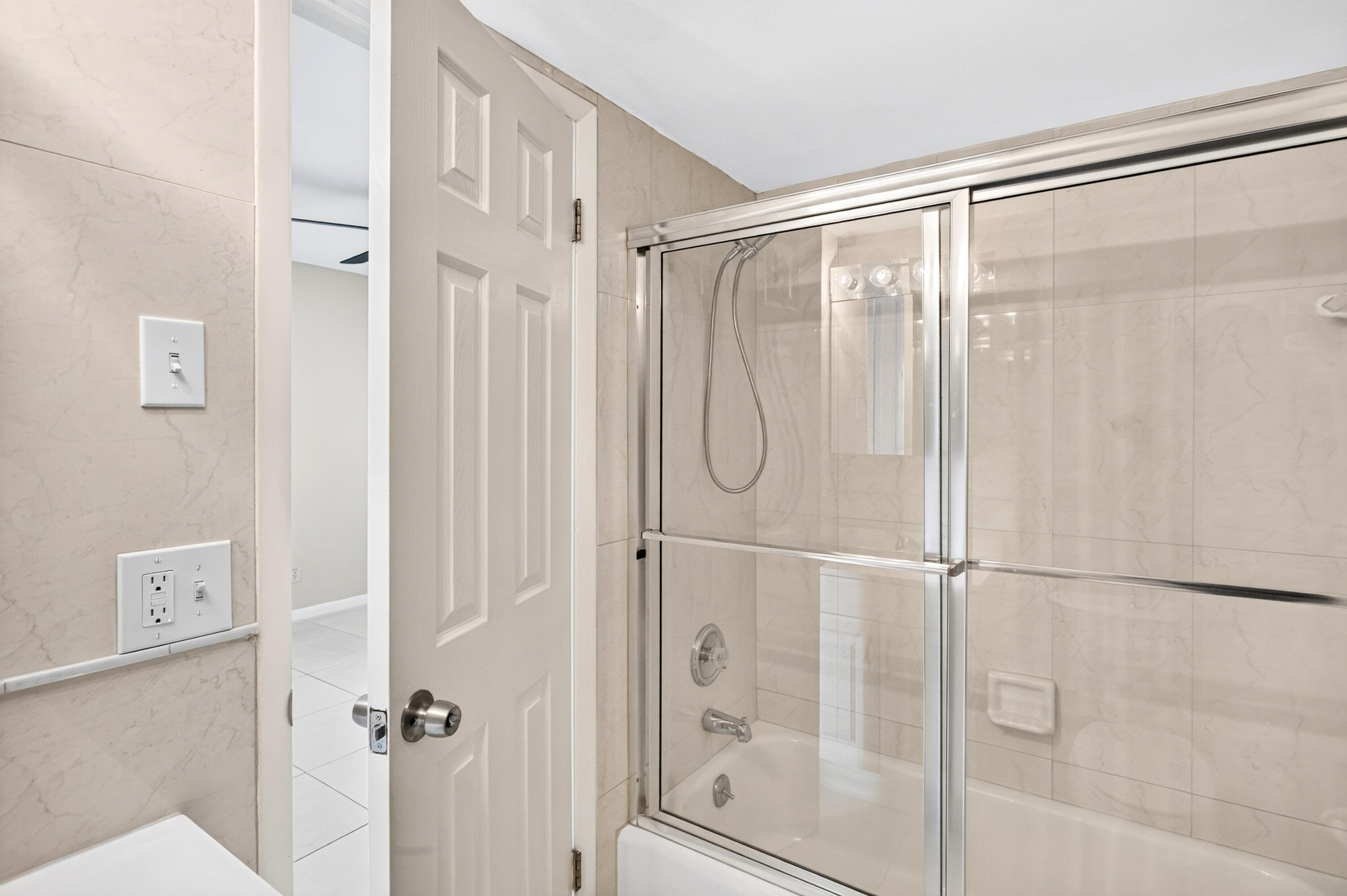 231 E Lantana #204, Lantana FL 33462