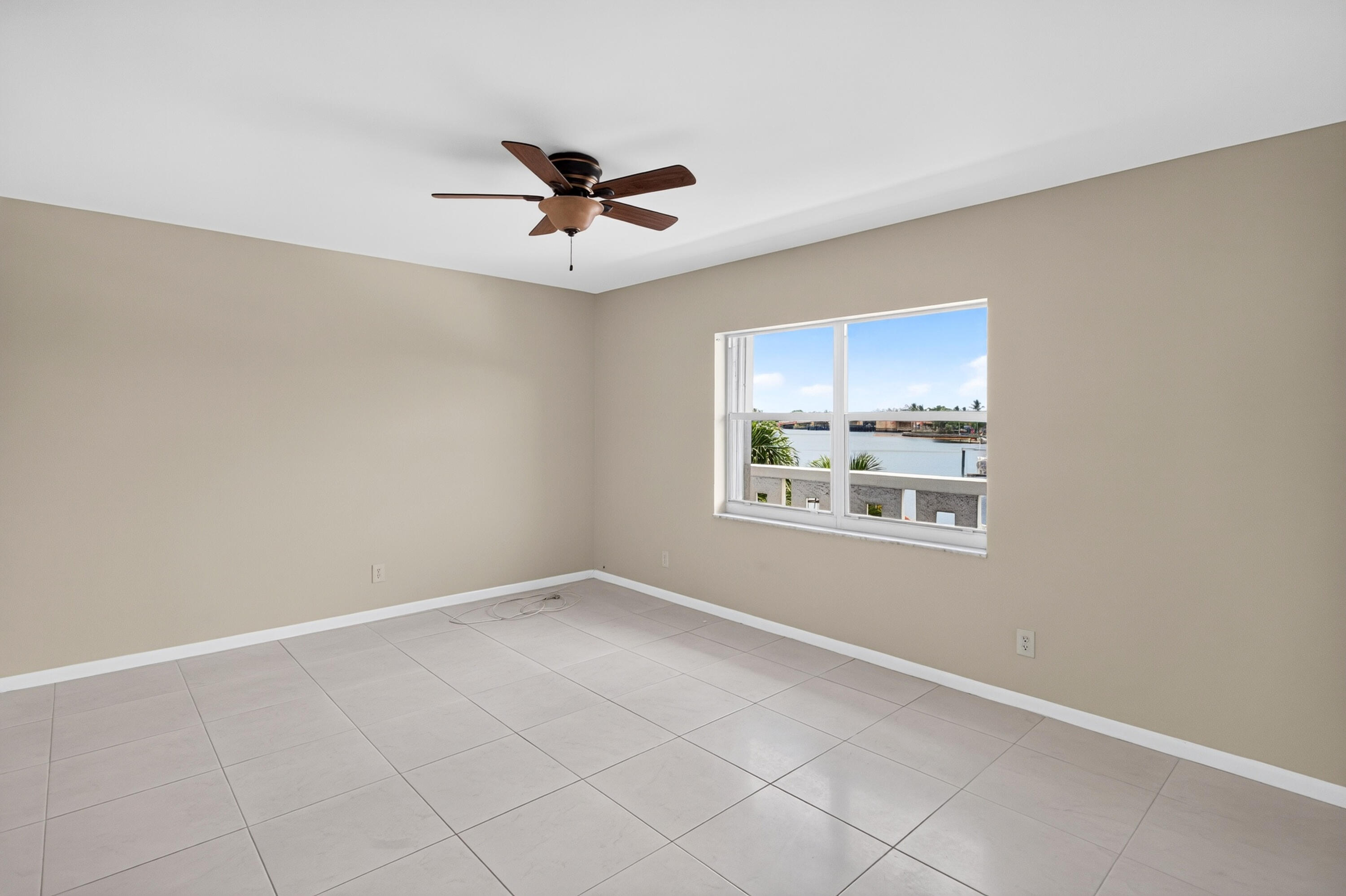 231 E Lantana #204, Lantana FL 33462