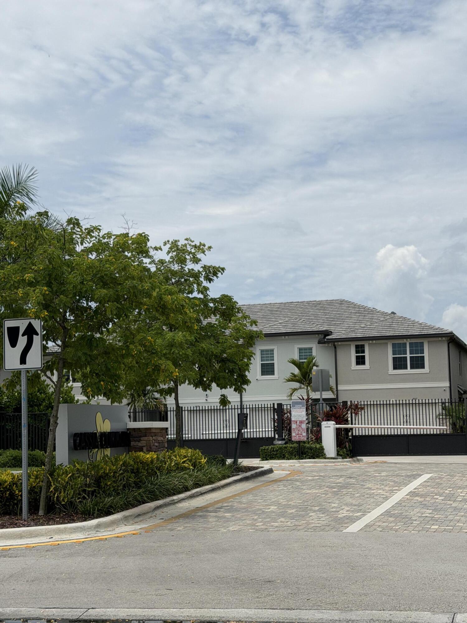 2933 OLIVIA, Lauderdale Lakes FL 33311