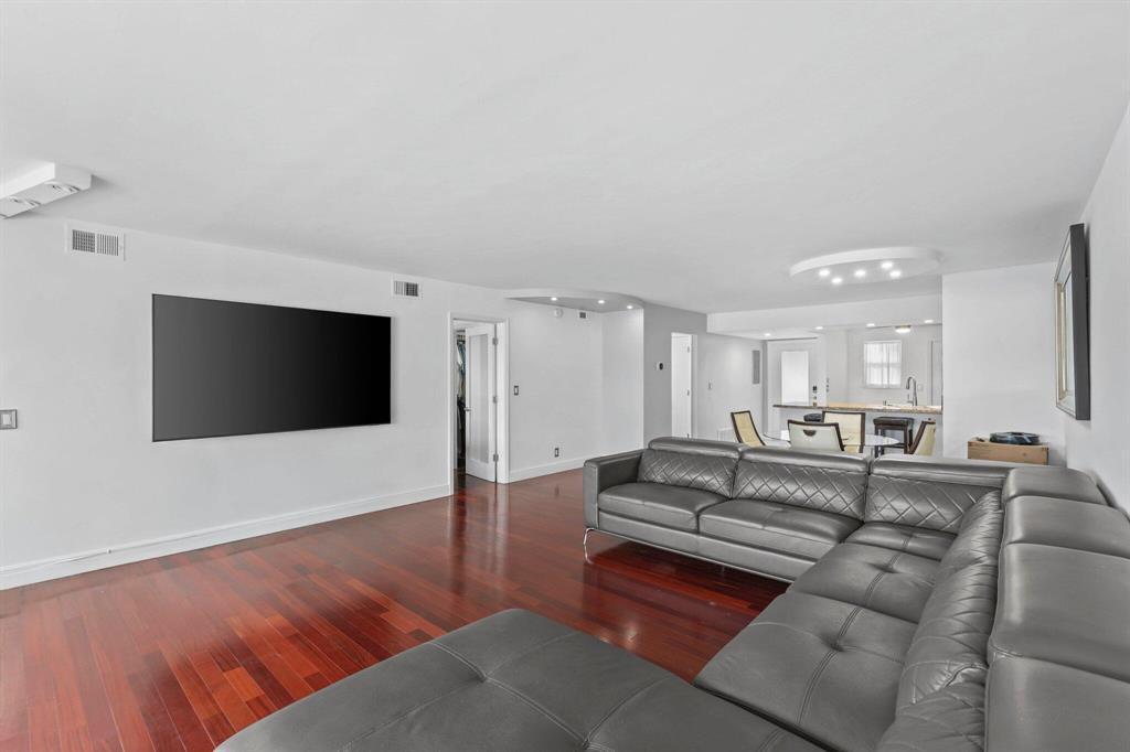 3121 NE 51st #204E, Fort Lauderdale FL 33308