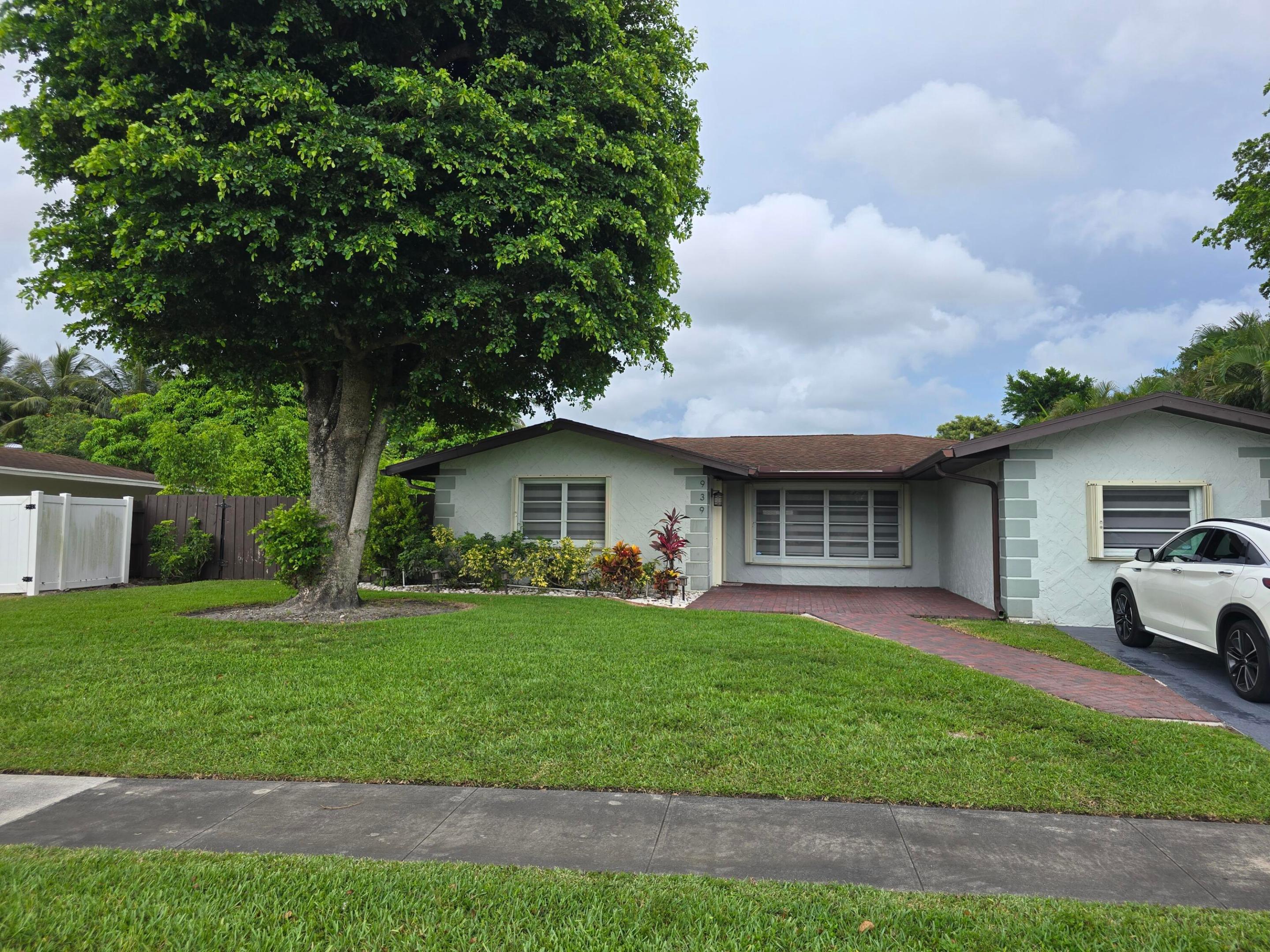 939 HIBISCUS, Royal Palm Beach FL 33411
