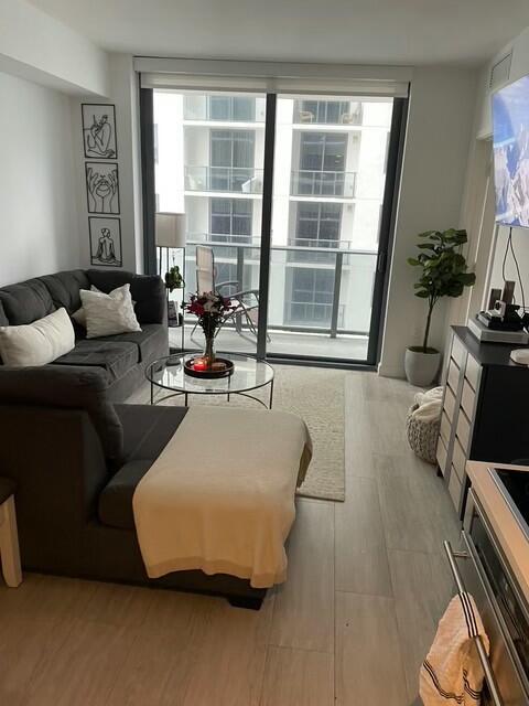 55 SW 9th #3209, Miami FL 33130
