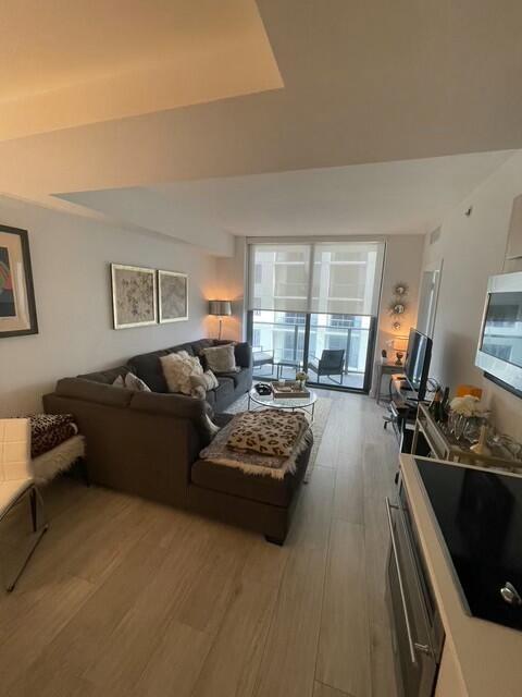 55 SW 9th #3209, Miami FL 33130