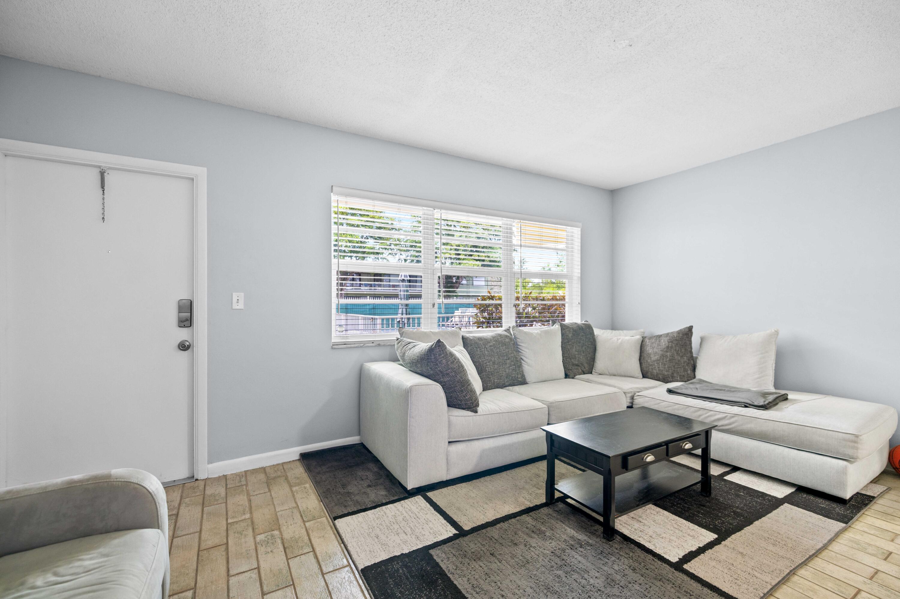 1900 NE 8TH #104, Fort Lauderdale FL 33304
