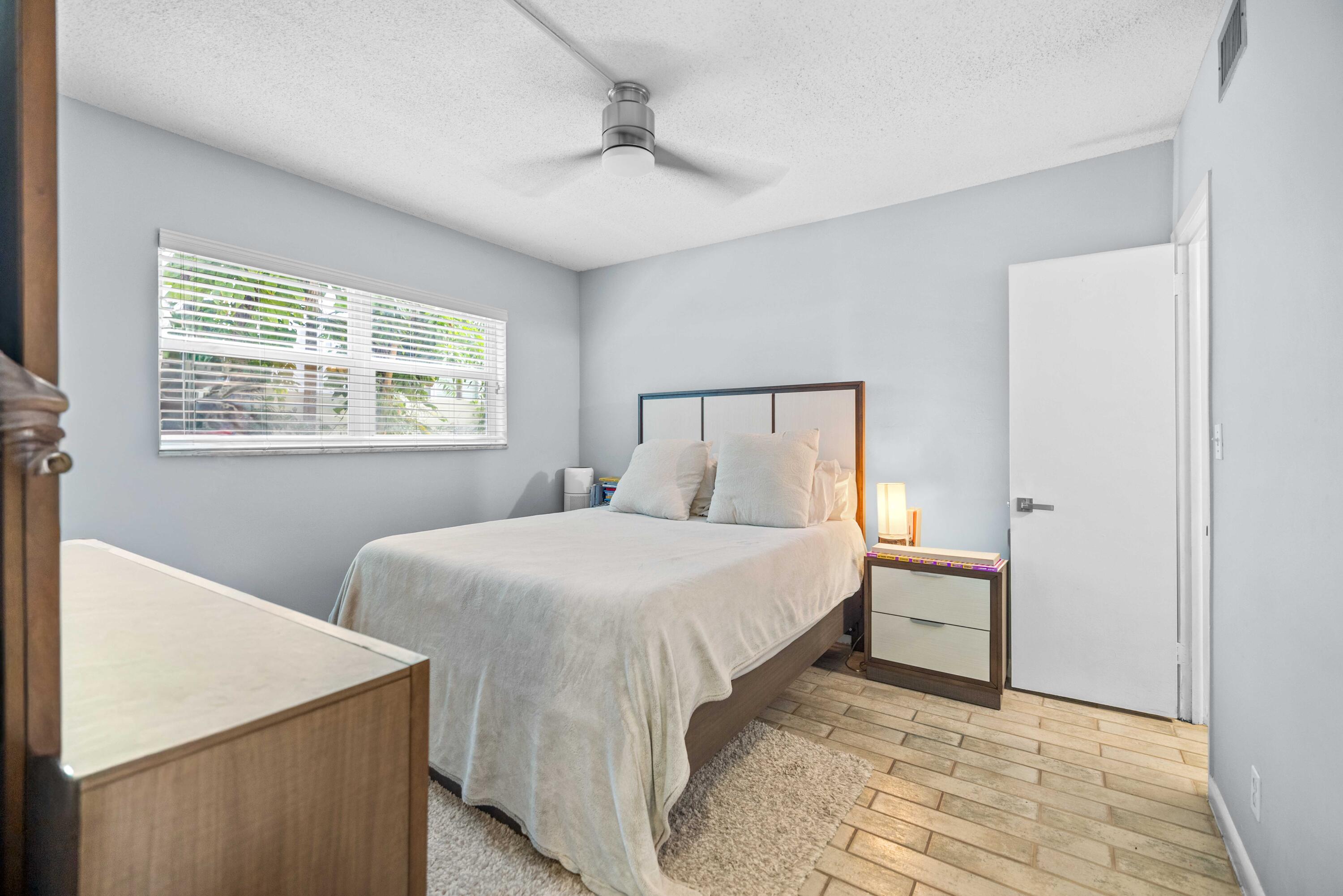 1900 NE 8TH #104, Fort Lauderdale FL 33304